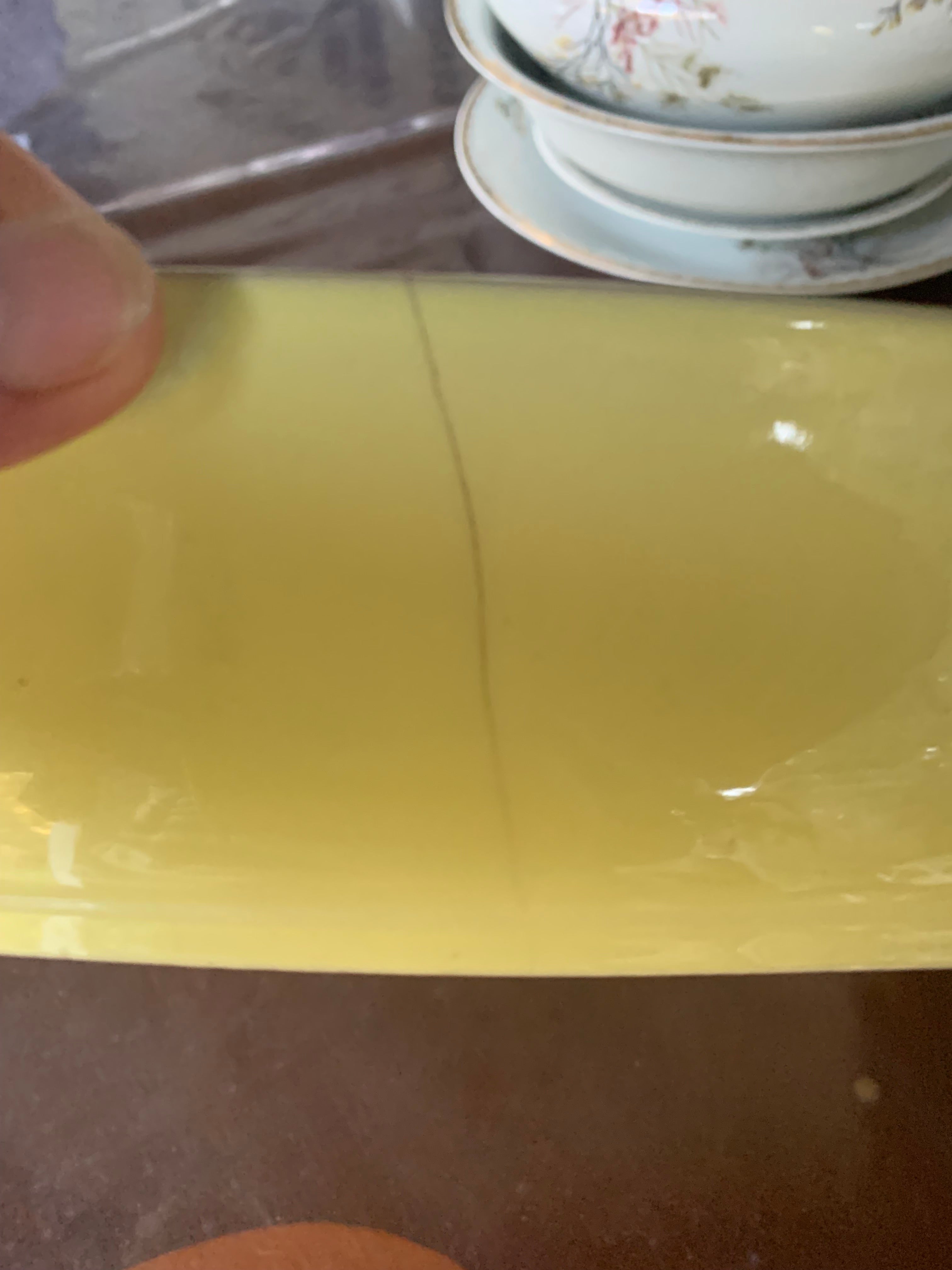 Grande e antigo refratário amarelo Pozzani com lindo desenho de flores