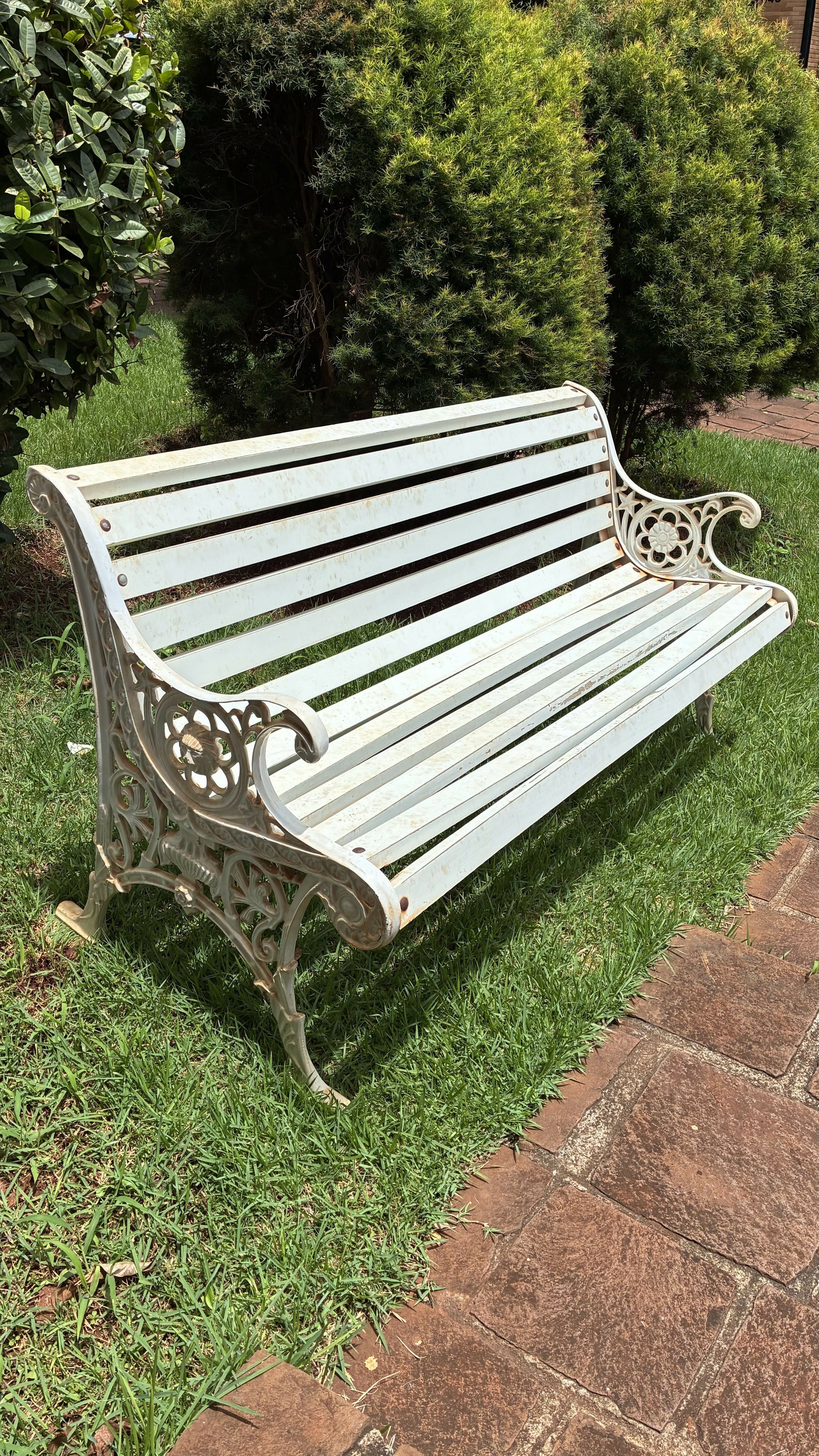 BANCO DE JARDIM ANTIGO EM FERRO FUNDIDO BRANCO