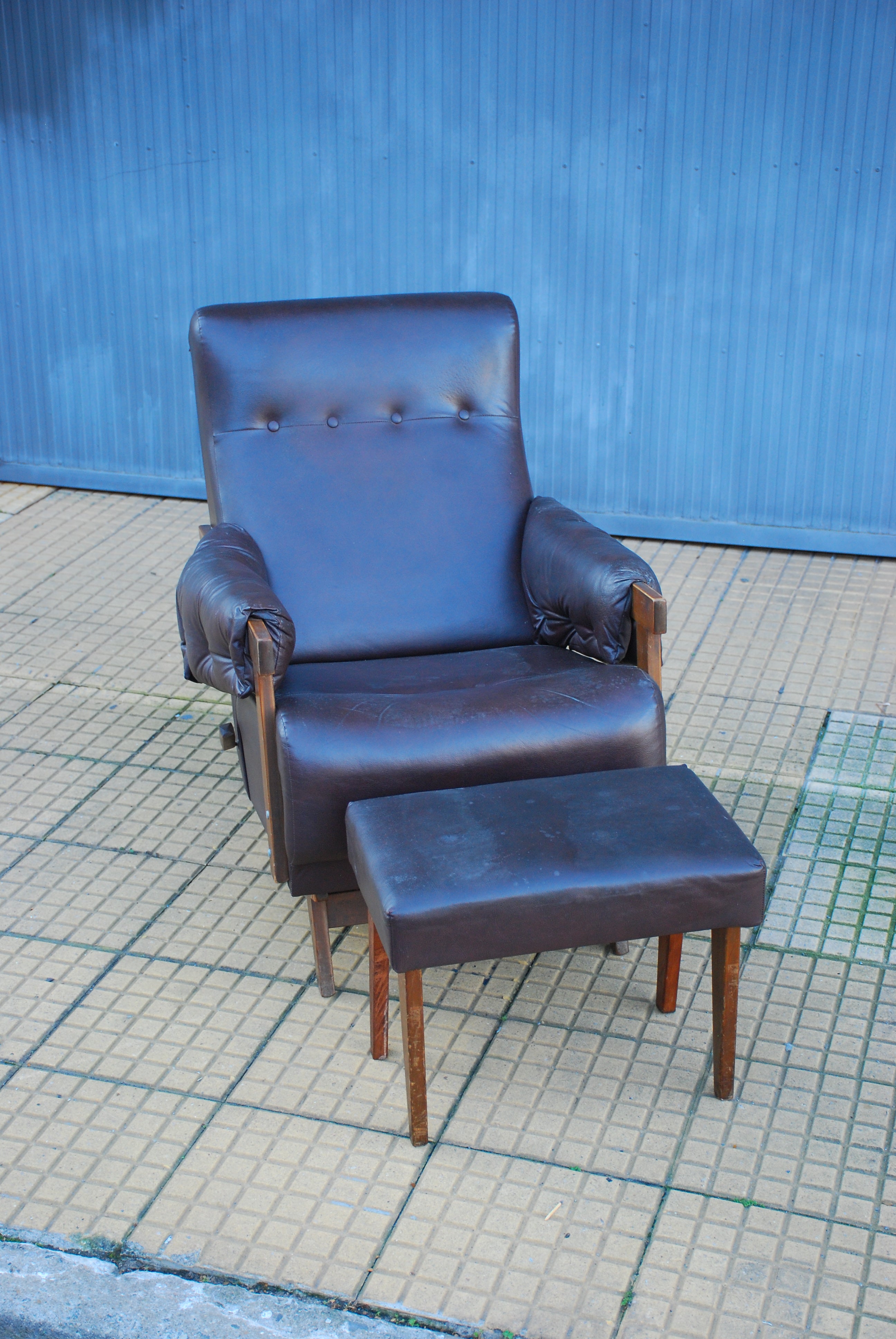 Poltrona de balanço com banqueta anos 50 em courvin marrom 