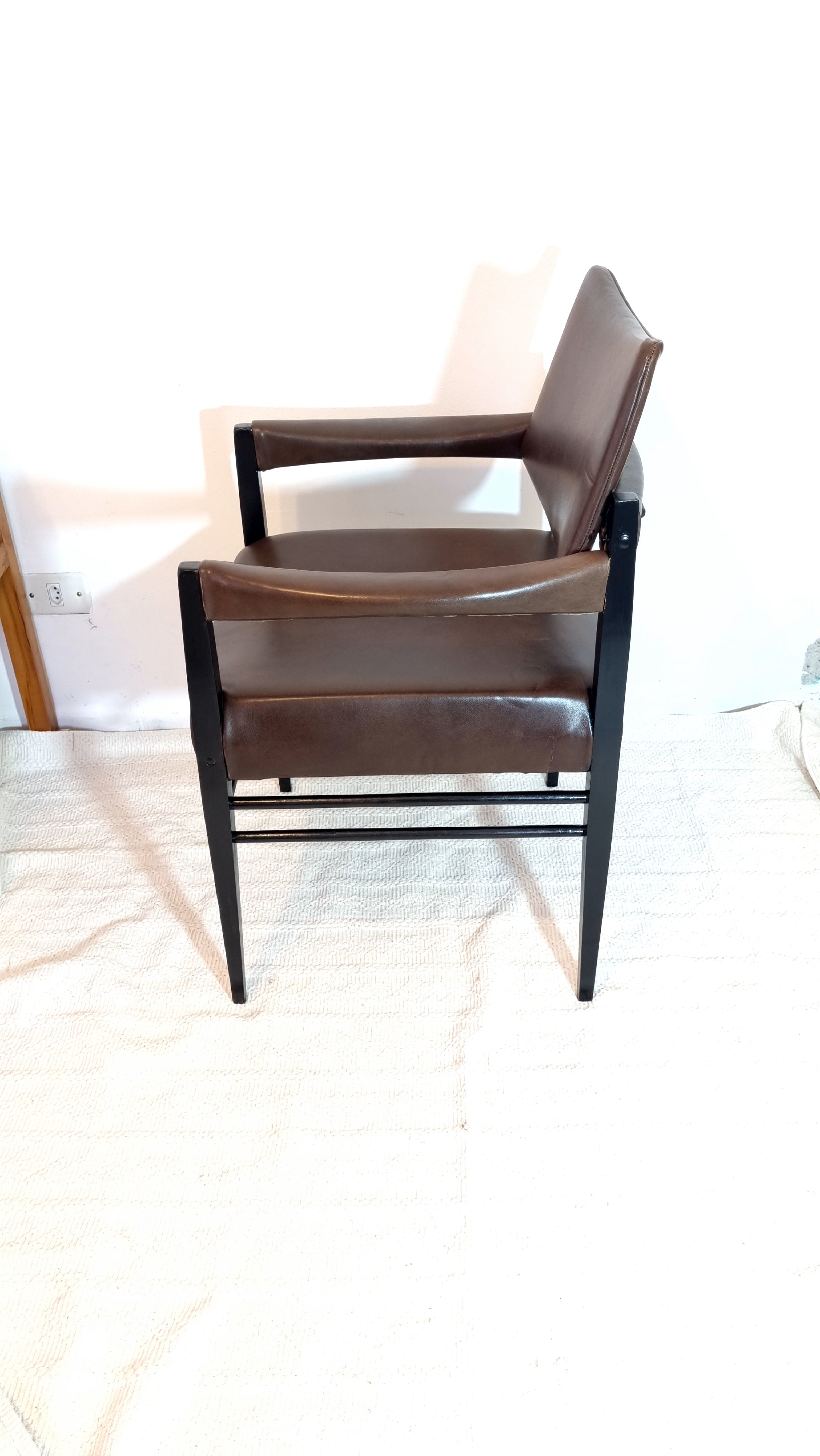 Poltrona Cimo restaurada com estofado couro café 