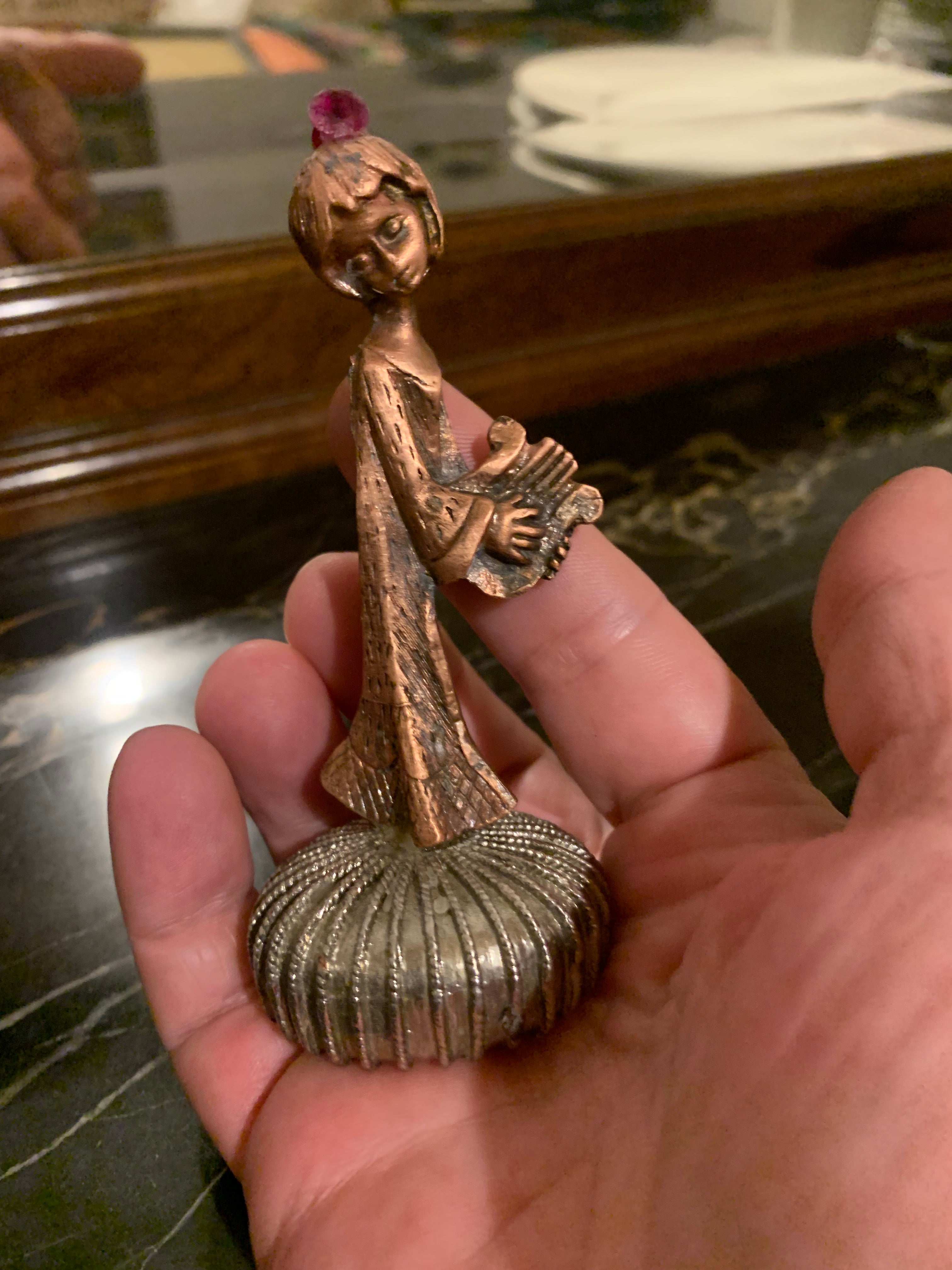 Linda estatueta de anjo em cobre ricamente trabalhada
