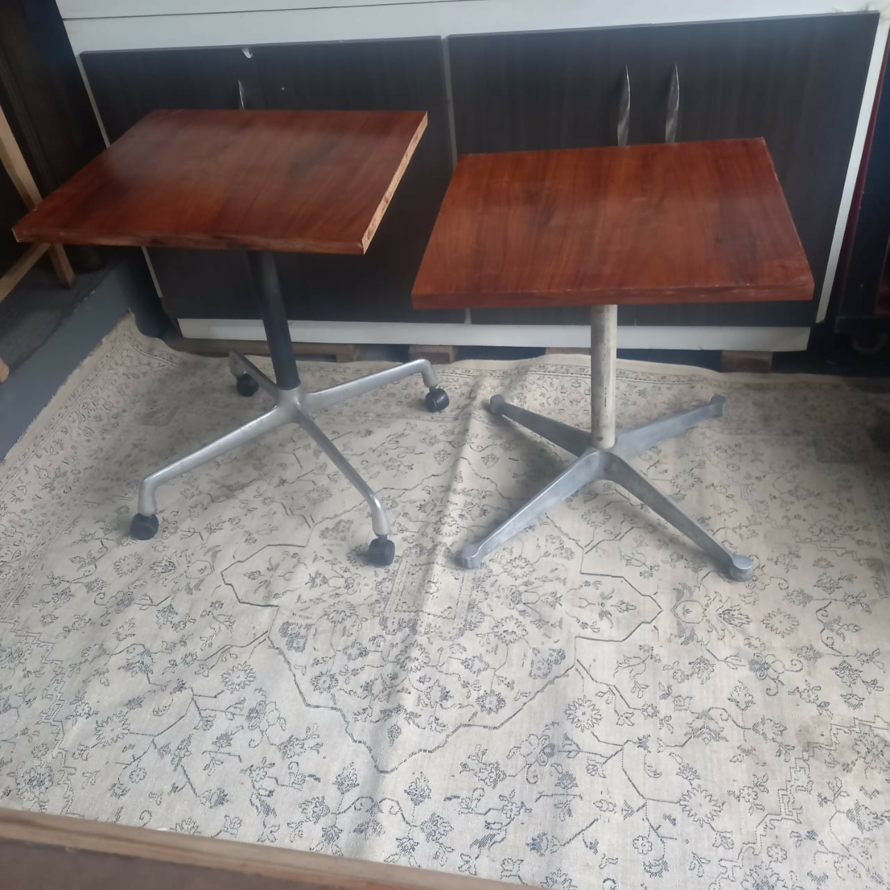 Mesa auxiliar quadrada de Caviúna e pé de alumínio 