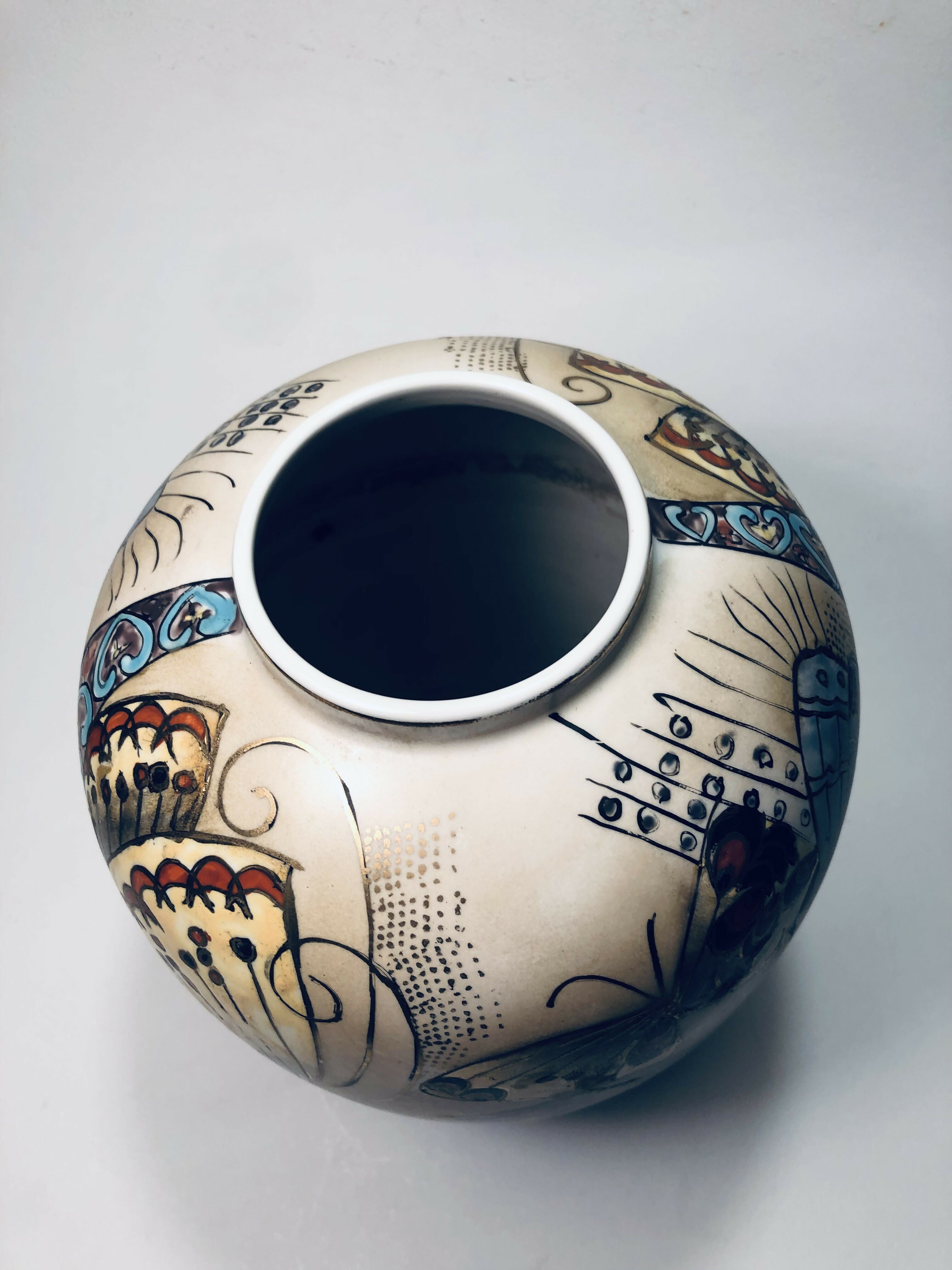 Vaso francês decorado com borboletas