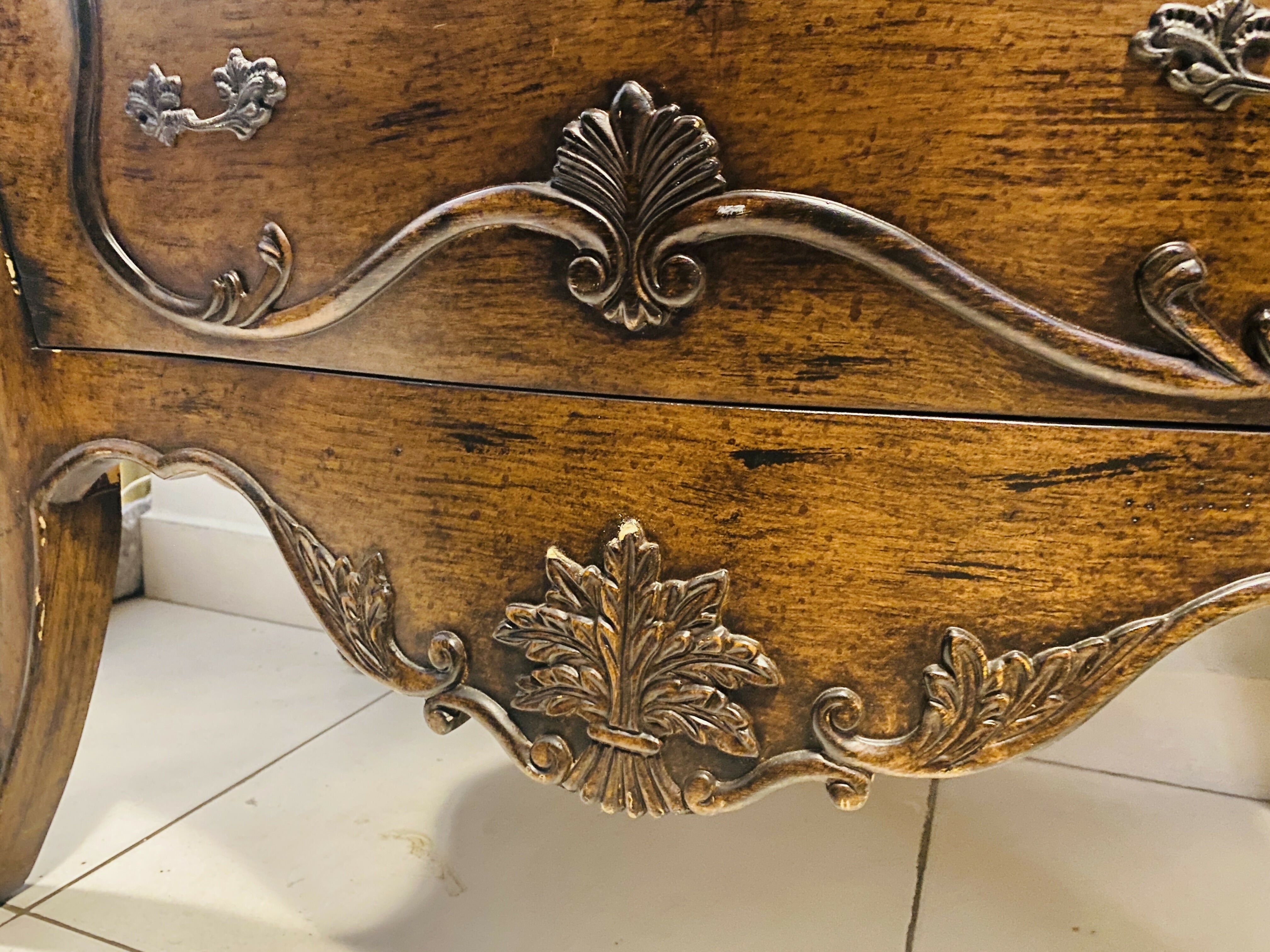 Cômoda de 2 gavetas bombê com pintura original de flores