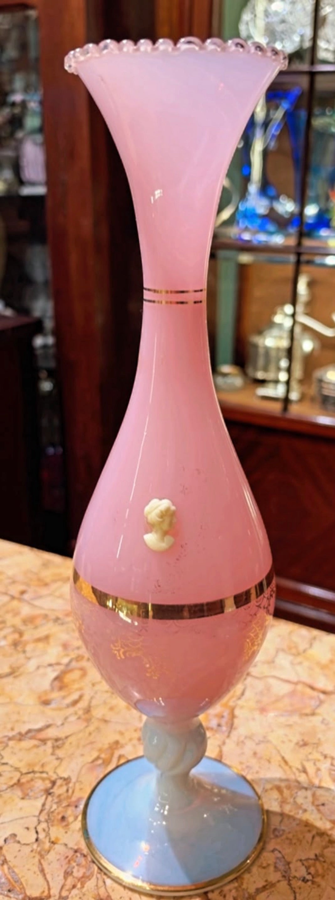Vaso em Opalina Francesa Rosa com base branca 