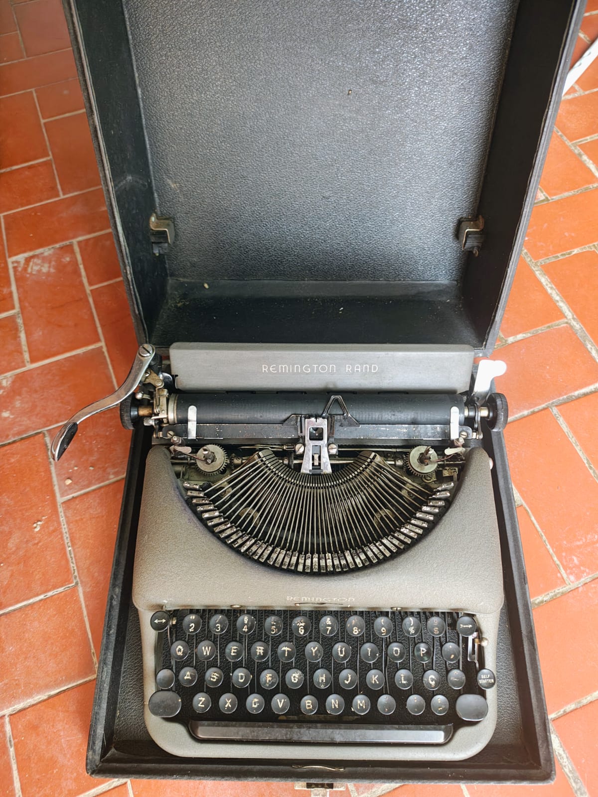 Máquina de escrever Remington Rand com maleta