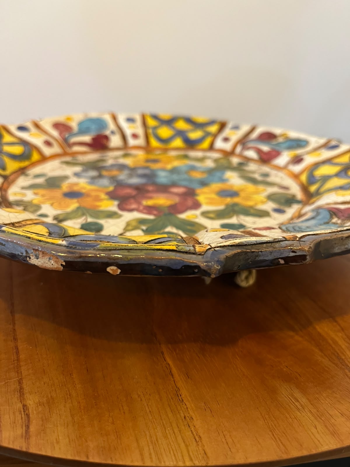Prato decorativo em majólica italiana pintado à mão com flores policromadas – 32 cm