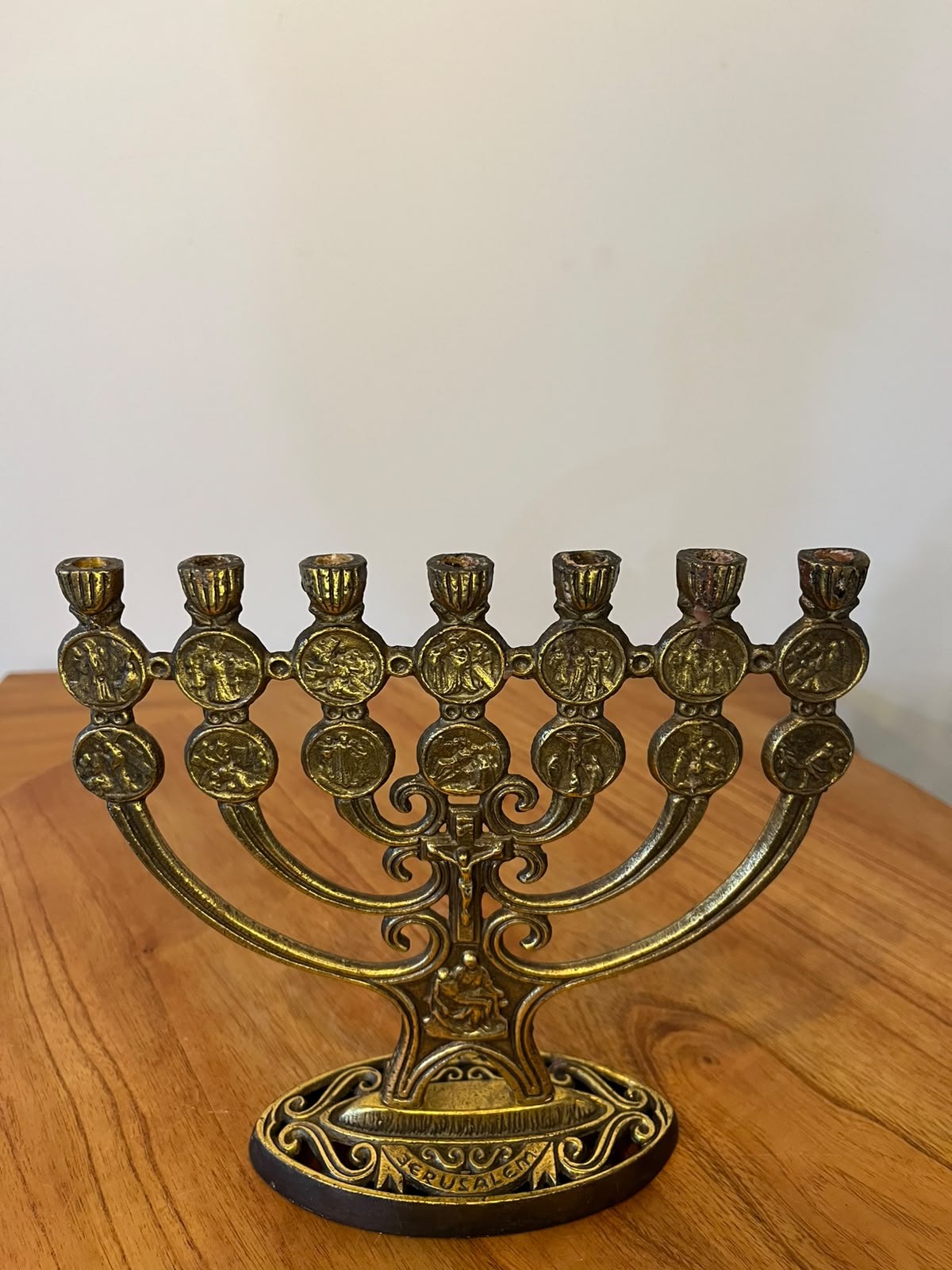 Menorá de sete braços em metal dourado com símbolos bíblicos – Jerusalem Holy Land – 19 cm