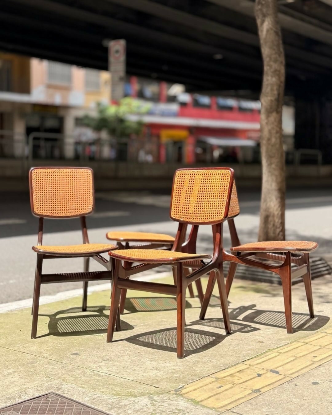 Set de 4 cadeiras, estilo anos 50 em madeira e palhinha