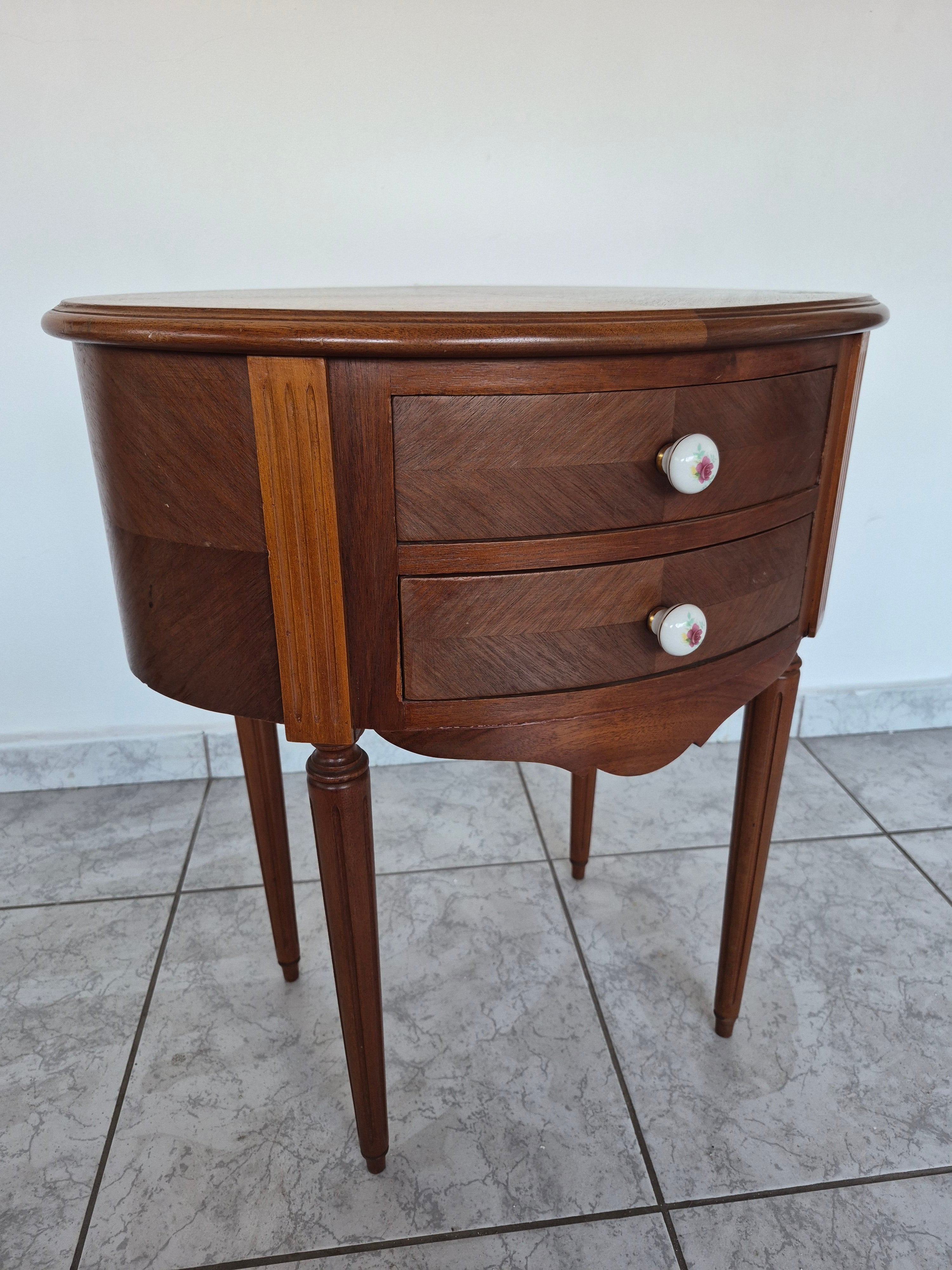 Mesa auxiliar oval em madeira nobre clara com duas gavetas 