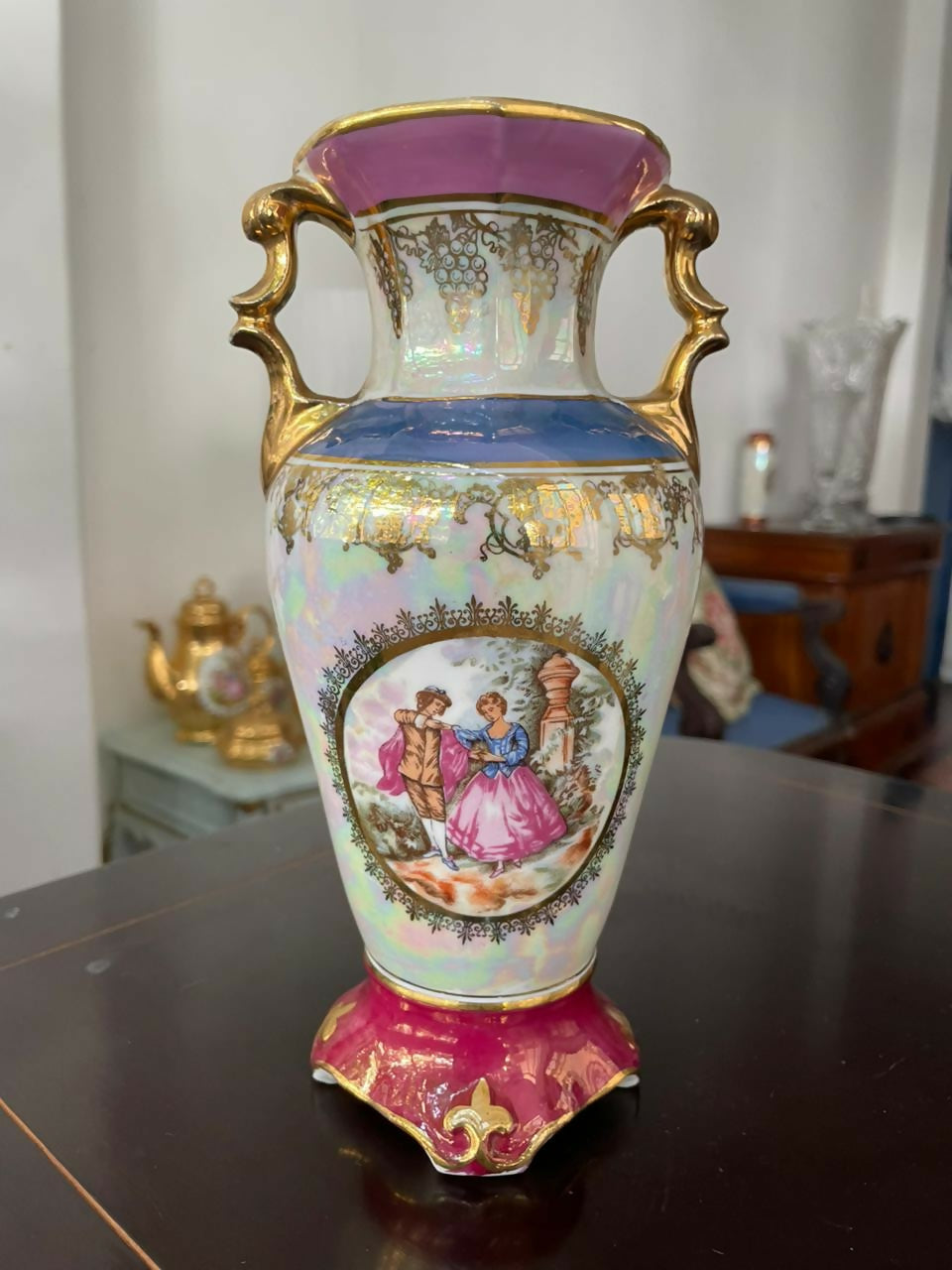 Ânfora em porcelana com douração e cena galante