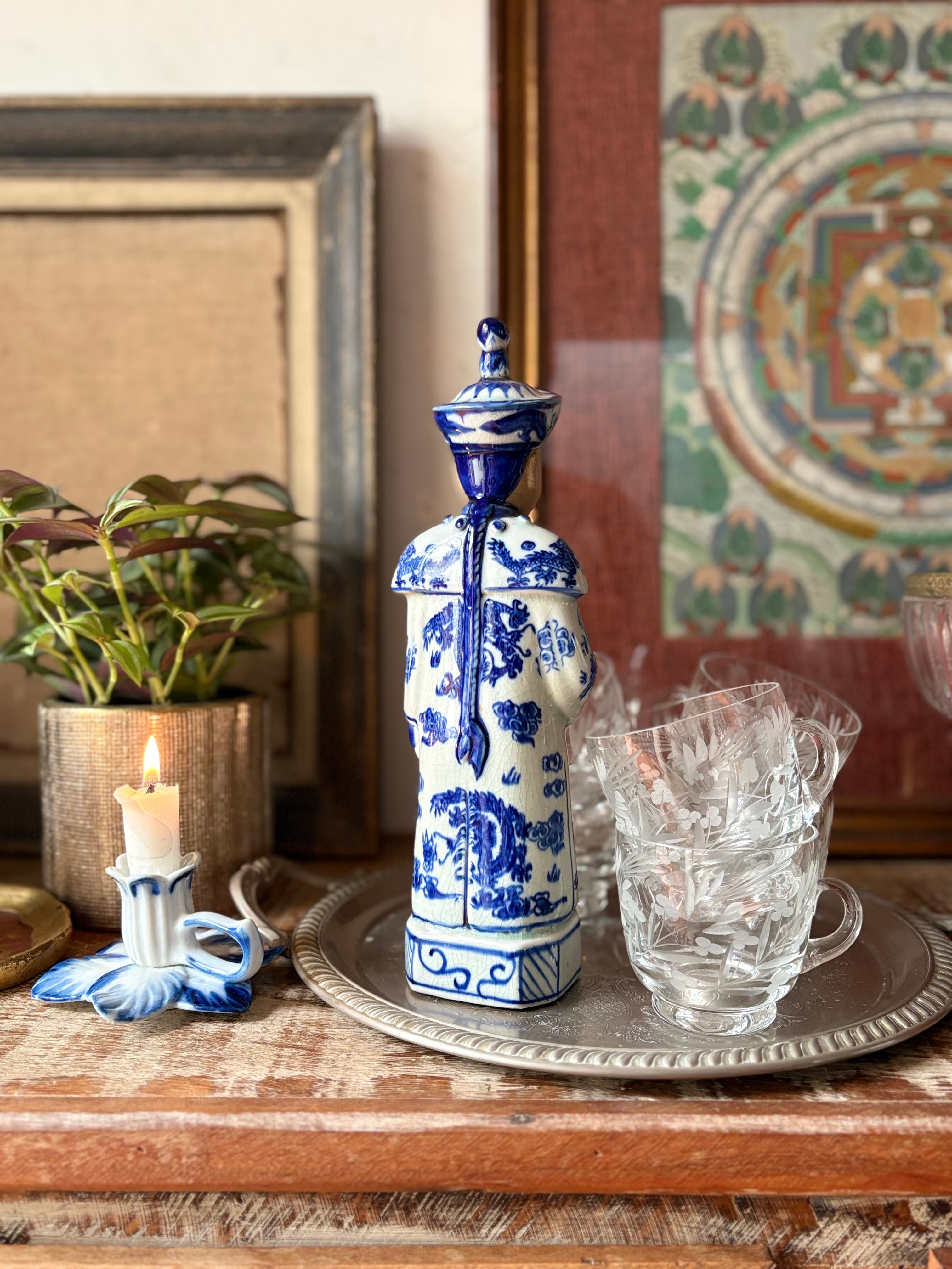 Figura / pequena escultura de sábio chinês em porcelana azul e branco