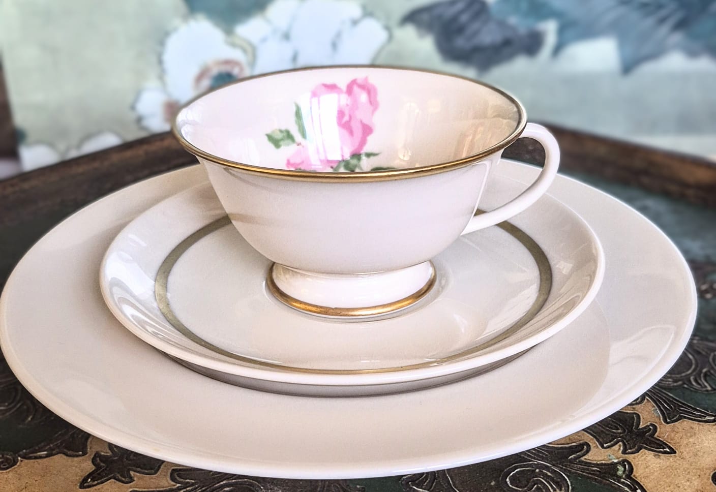 Trio para chá lindíssimo,  em estado de vitrine,  em porcelana estadounidense de 1a qualidade Franciscan China, no padrão "Cherokee Rose", anos 40/50. 5 unidades disponíveis.