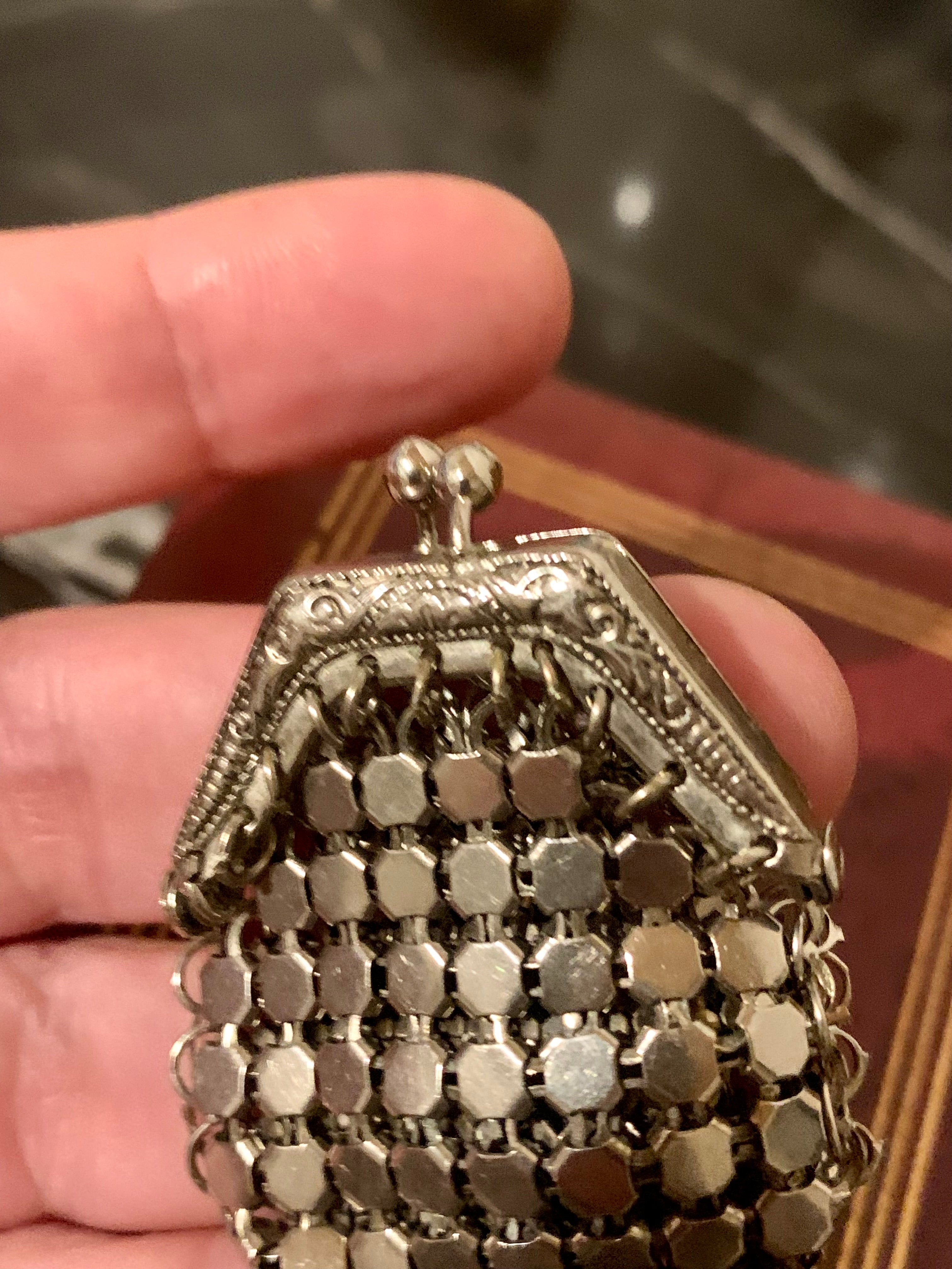 Especial mini bolsa anos 30, todinha feita em alpaca, com delicadeza de detalhes