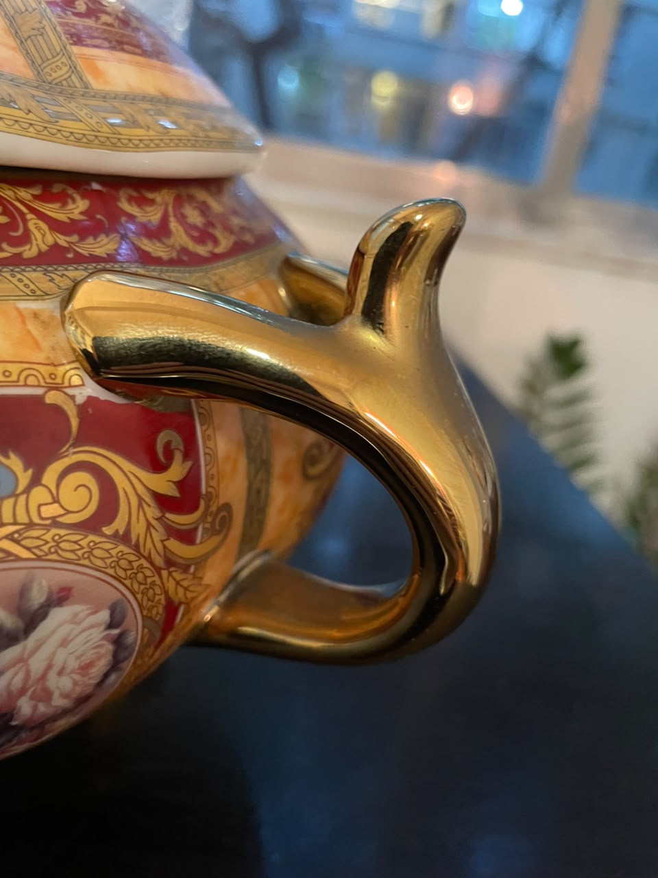 Sopeira em porcelana europeia com rica decoração policromada