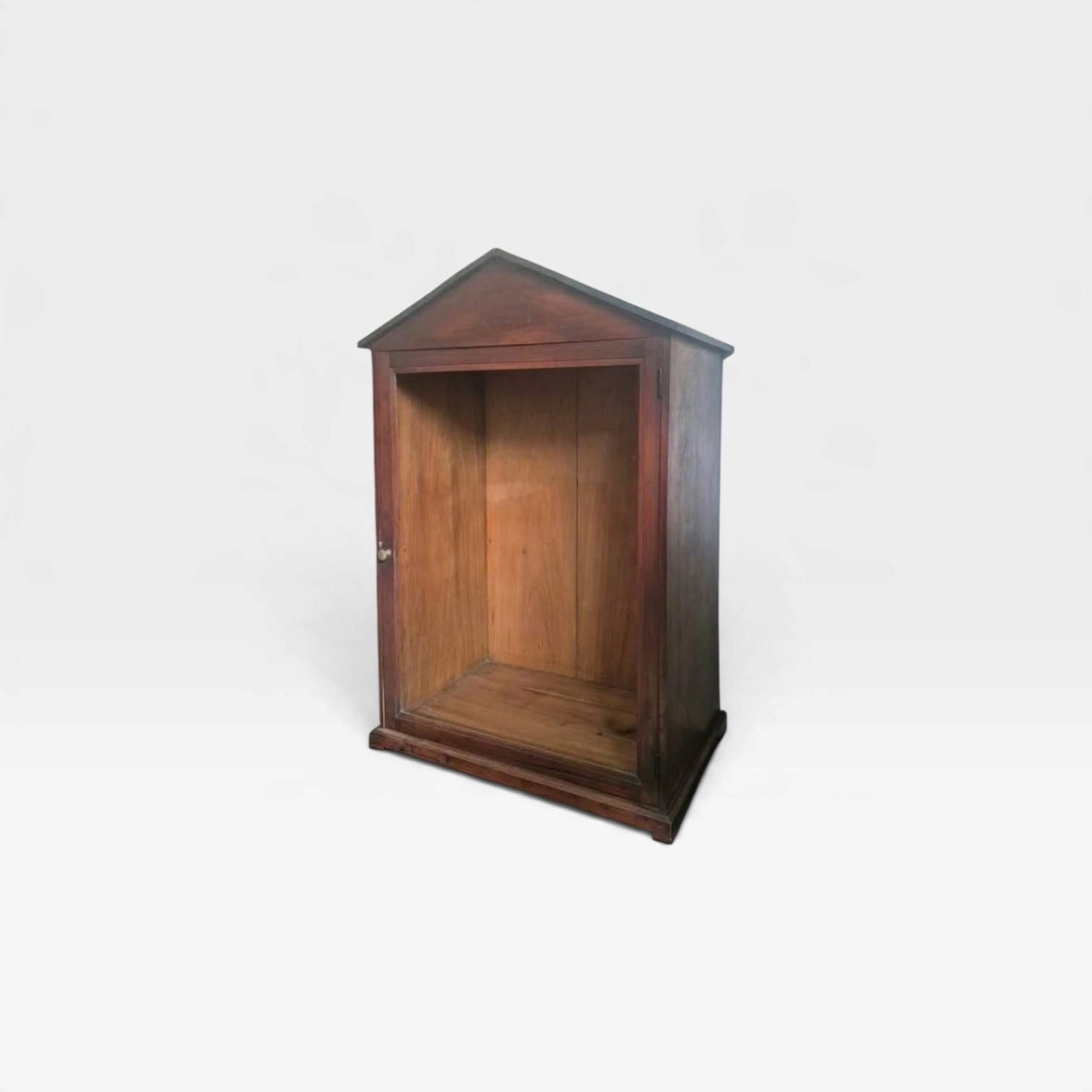 Antigo oratório com porta de vidro