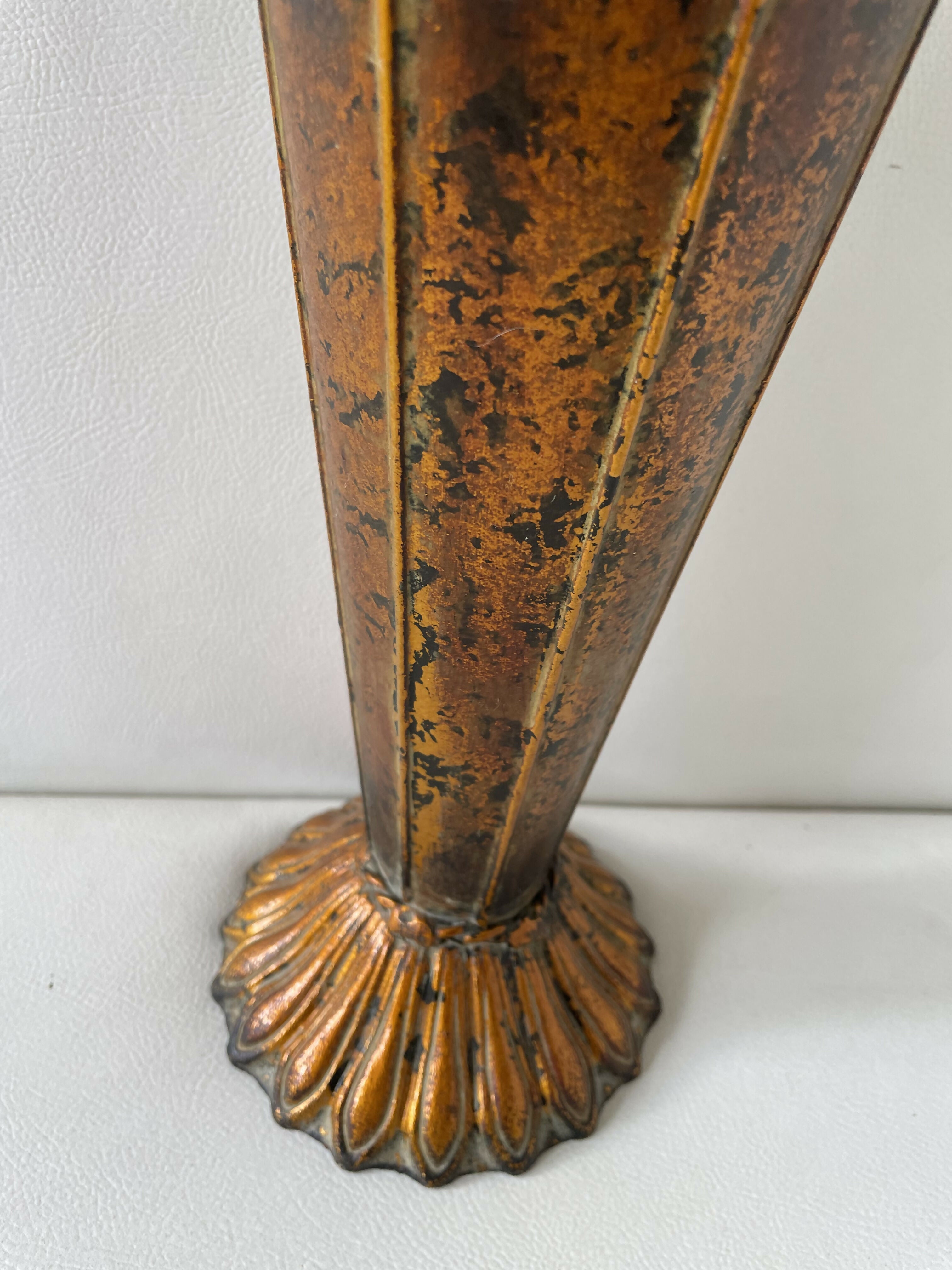 Castiçal indiano em metal com vela