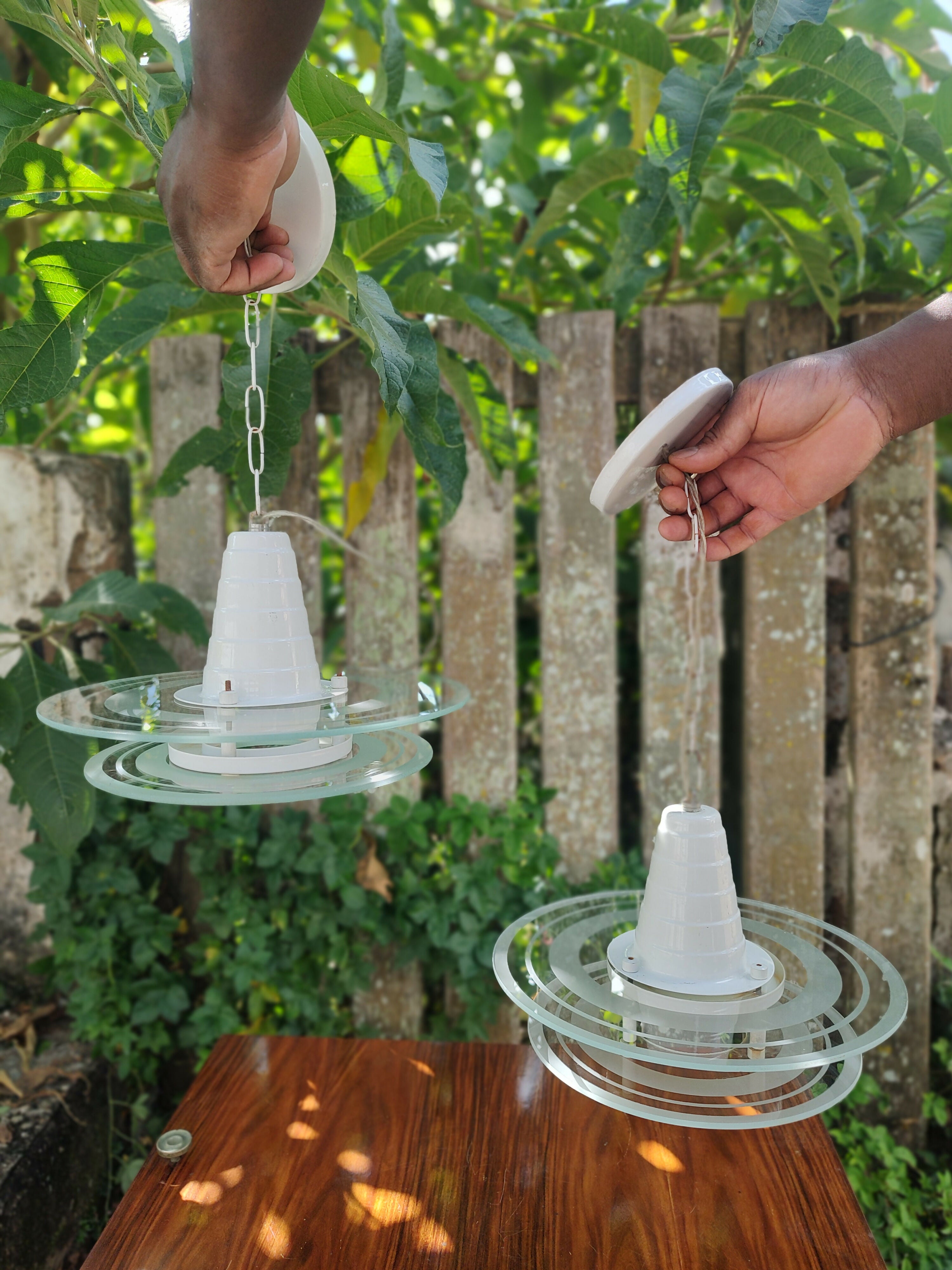 Par de Luminárias Pendentes em metal branco e vidro jateado