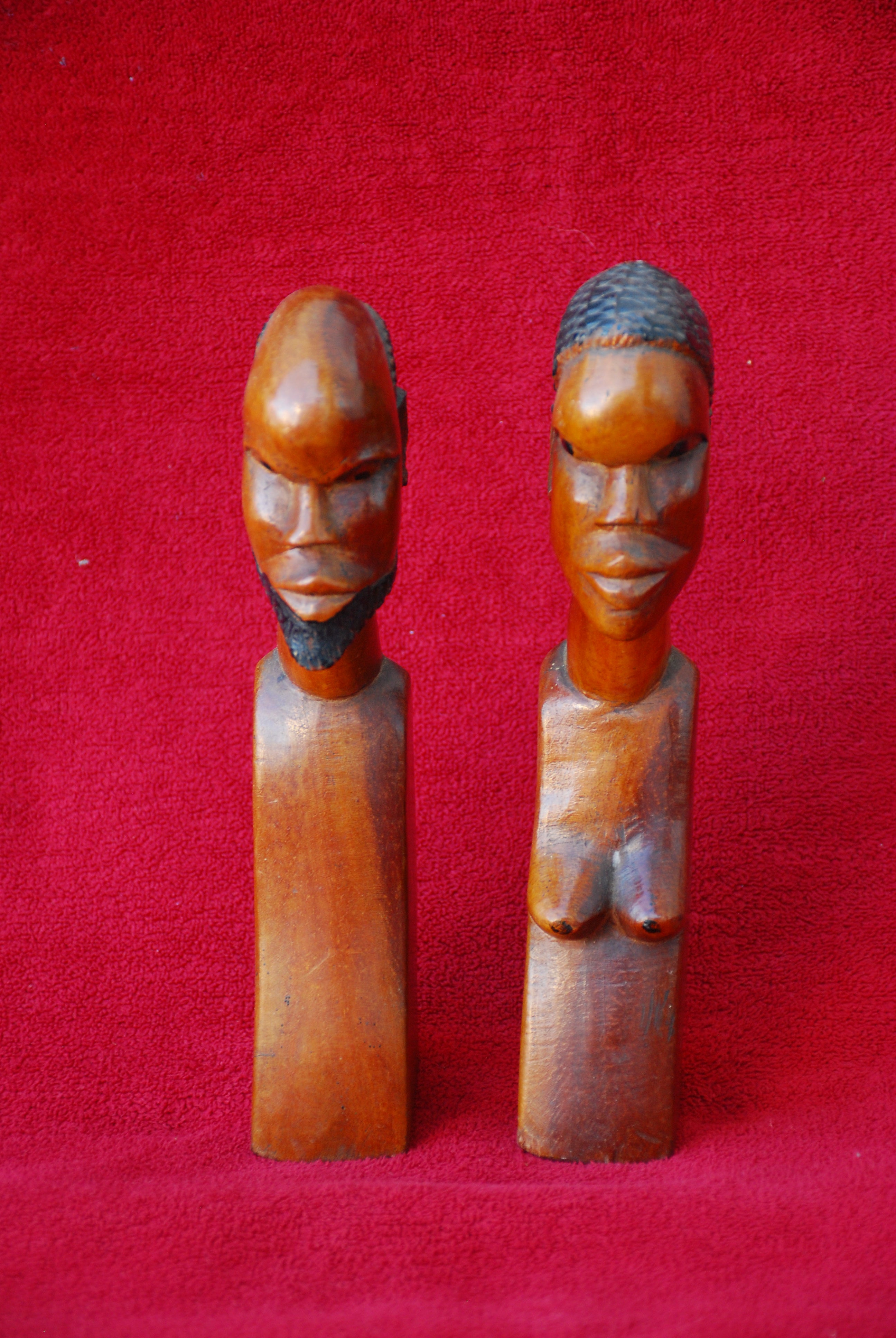 Escultura Africana de casal (homem e mulher) em madeira nobre,  Quênia, datada dos anos 70.