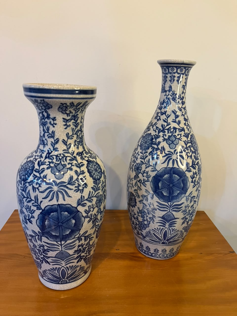 Par de vasos decorativos em cerâmica azul e branca — 34 e 39 cm