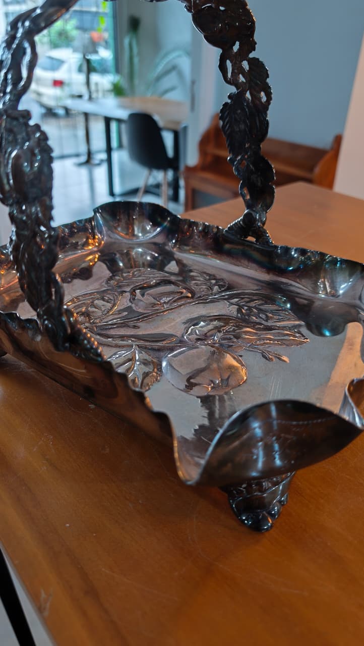 Fruteira Decorativa em Metal Prateado com Alça Ornamentada – Estilo Clássico