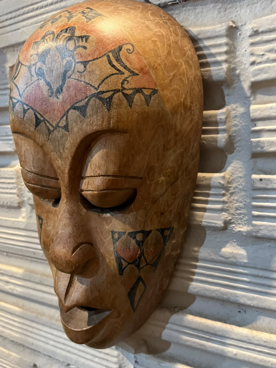 Máscara decorativa entalhada em madeira com pintura artesanal — 27 × 16 cm