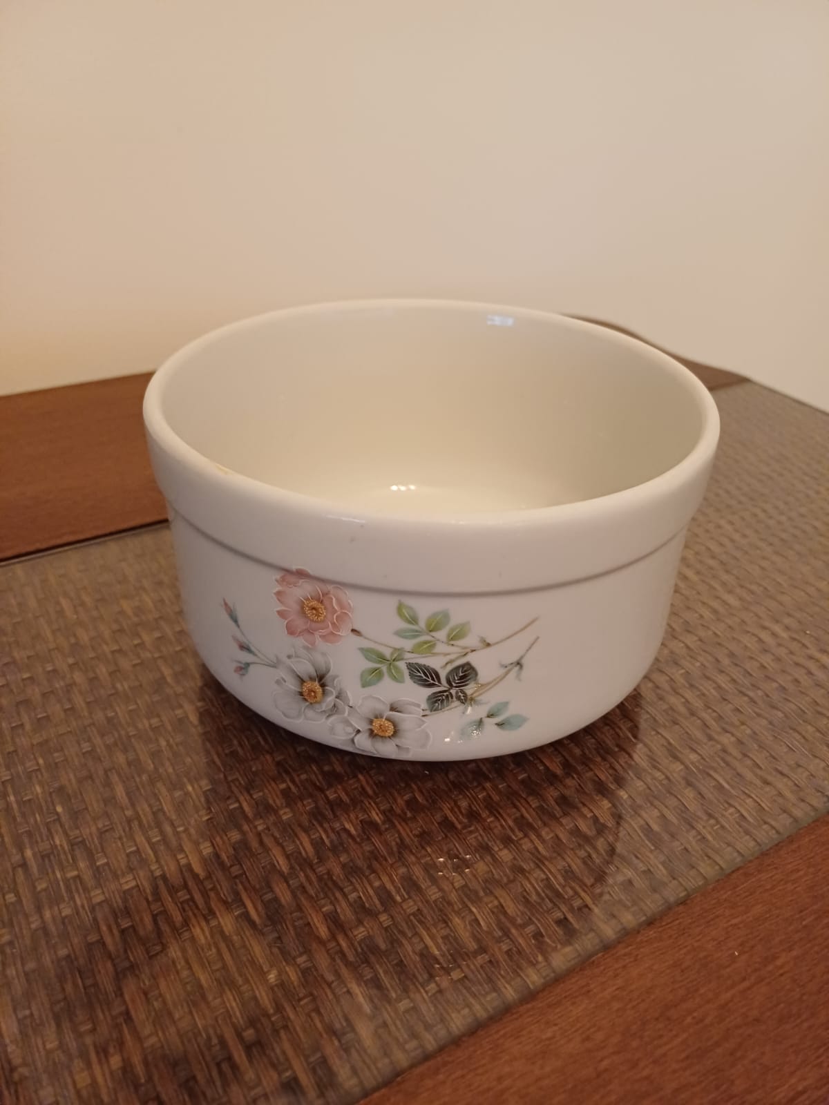 Antiga Tigela Refratária em Porcelana com delicados motivos florais 