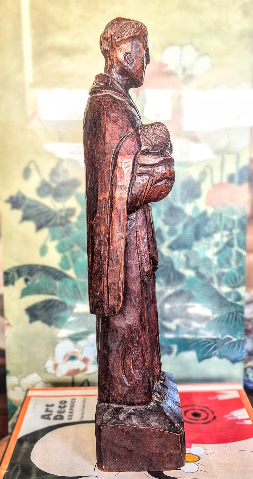 Imagem sacra em madeira maciça pesada de jacarandá-da-baía em e entalhe em bloco único, de Santo Antônio com o menino Jesus no colo. Anos 40/50, impecável!