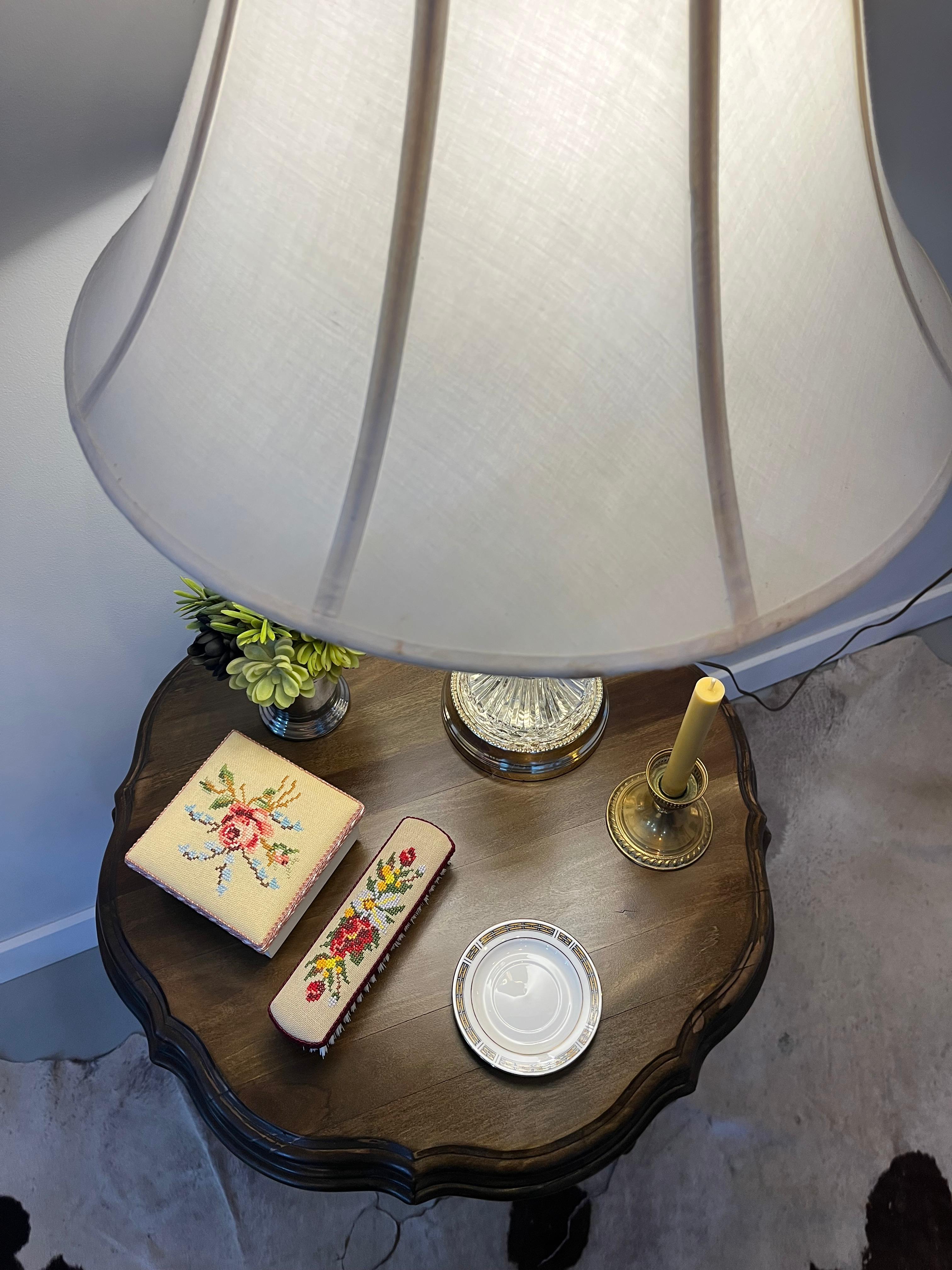 Mesa Lateral Arredondada Clássica em Madeira com Colunas Torneadas – 72 × 57 cm