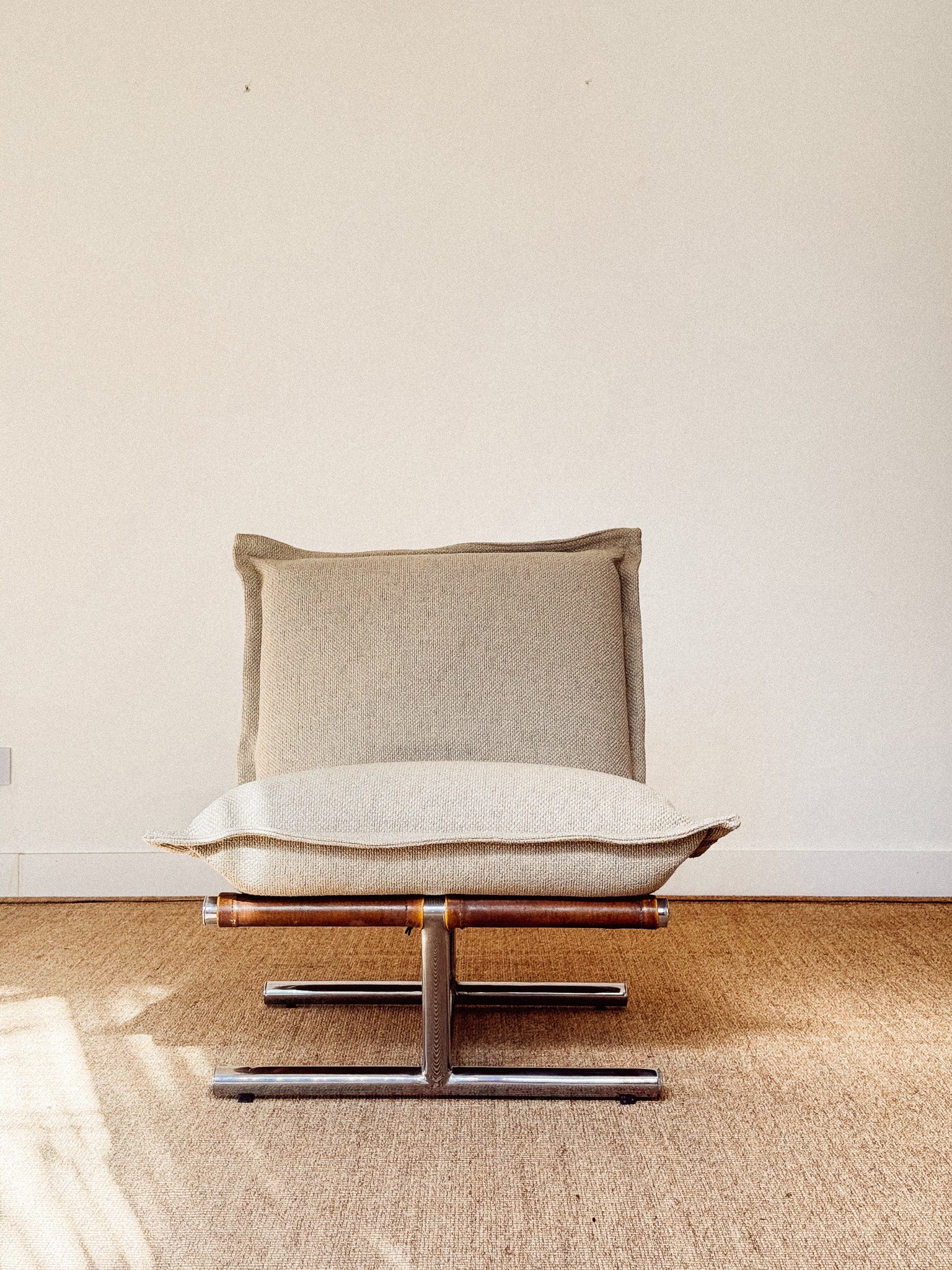 Poltrona Novo Rumo em metal tubular cromado e couro natural marrom 