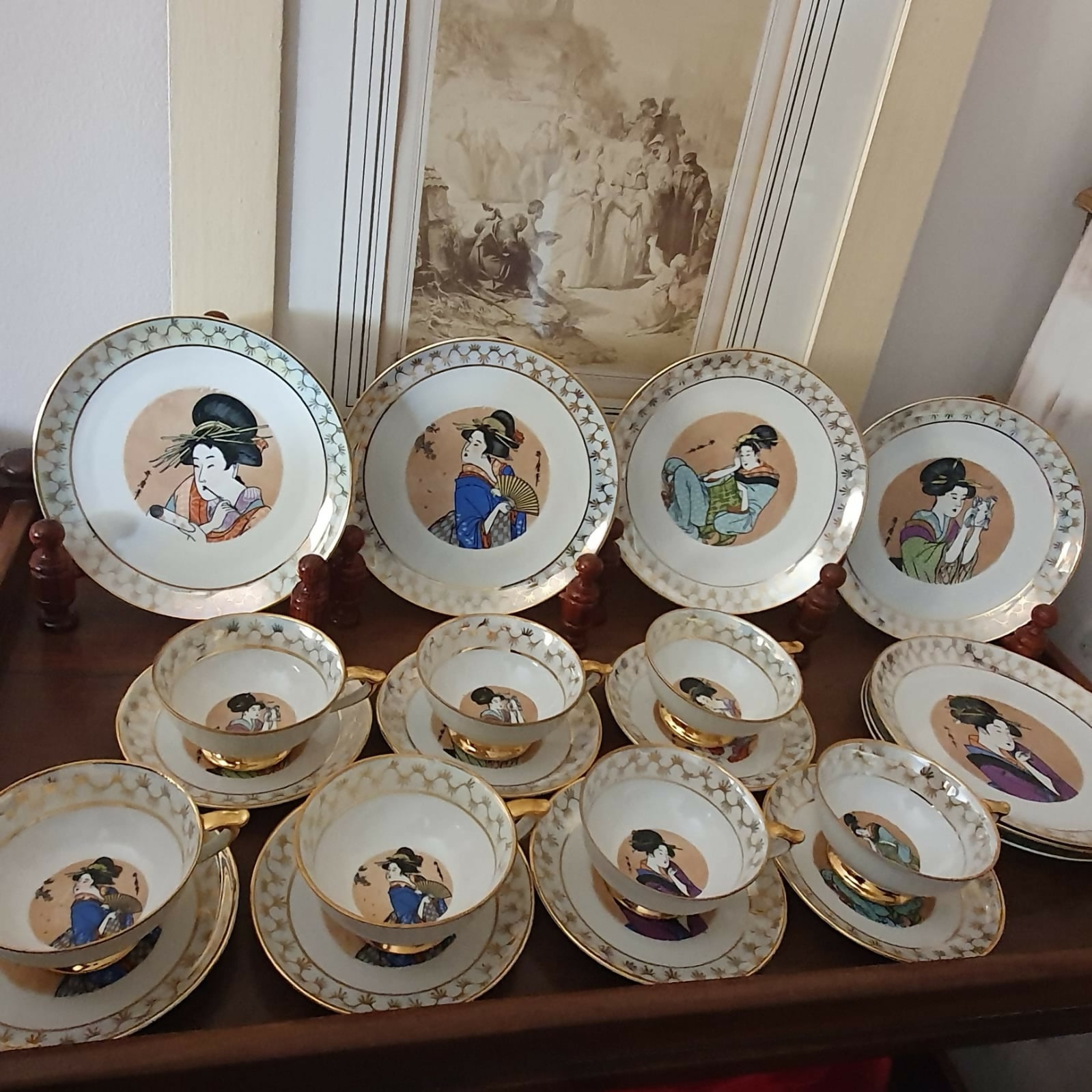 Jogo de xícaras de chá vintage, Porcelana Condessa, decorado com desenho de gueixas. Muito lindo e raro.