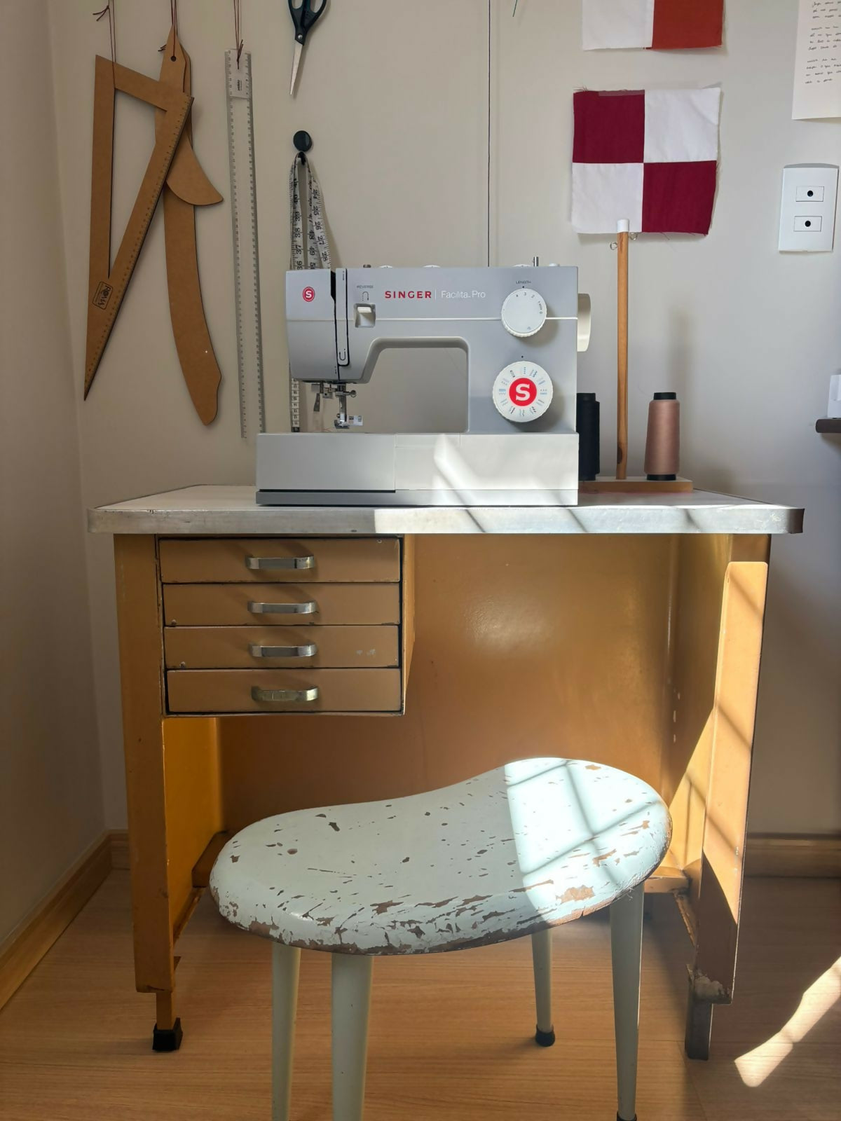Escrivaninha Anos 50 Metal com banqueta feijão em madeira