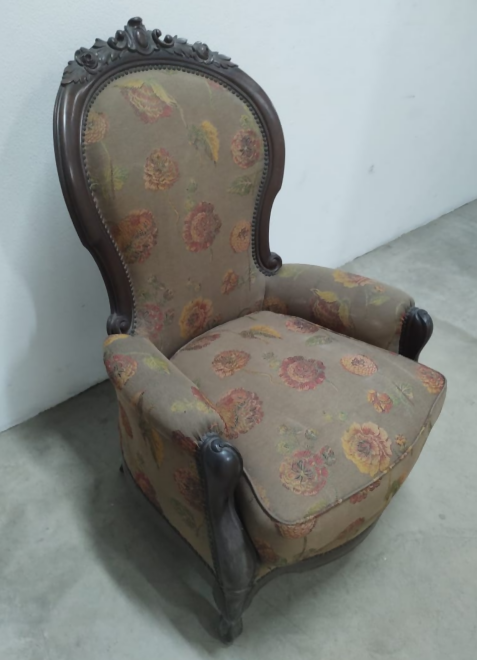 Poltrona em madeira nobre estilo vitoriano com entalhe manual de tema floral.