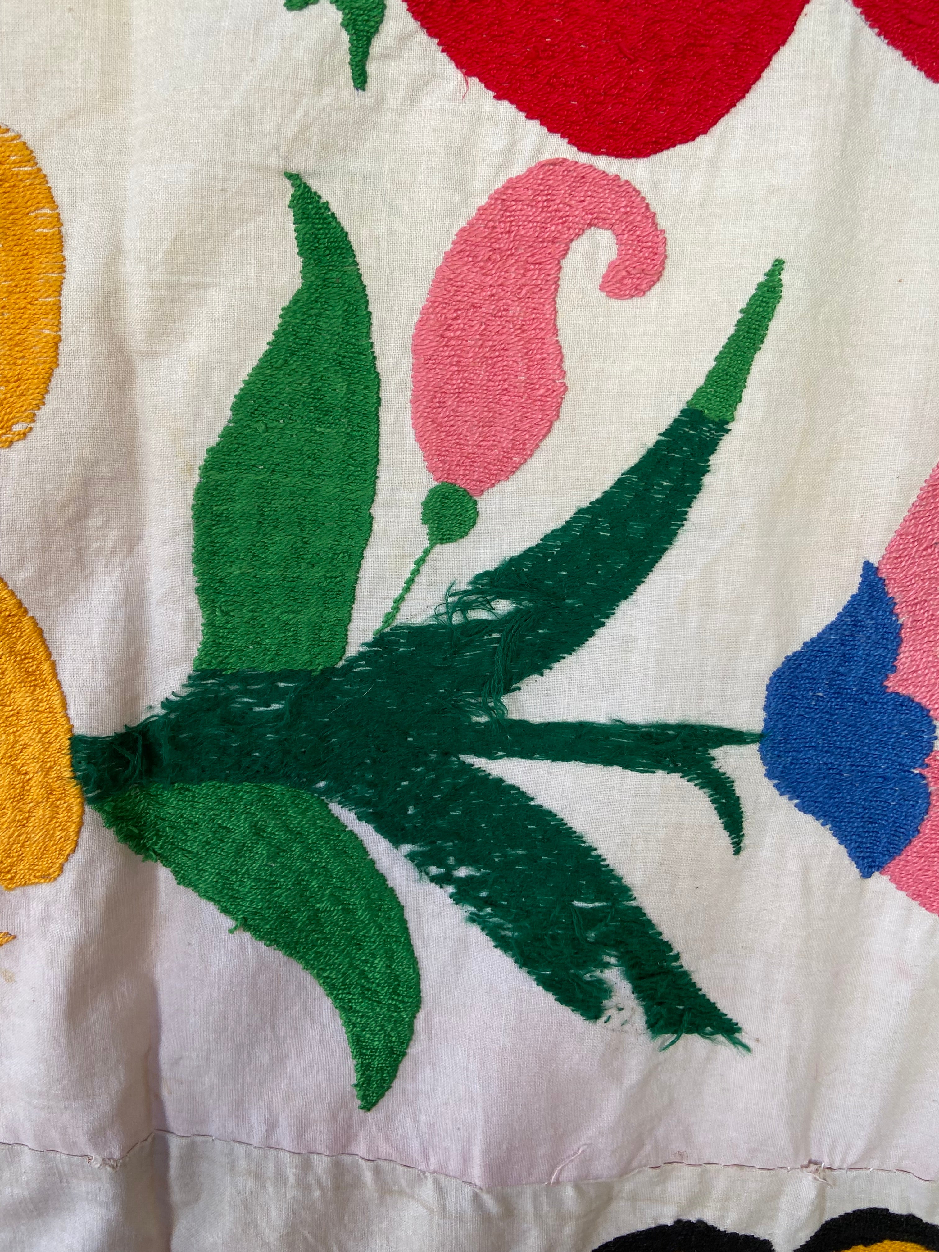 Bordado Suzani fundo branco com flores e pássaros 