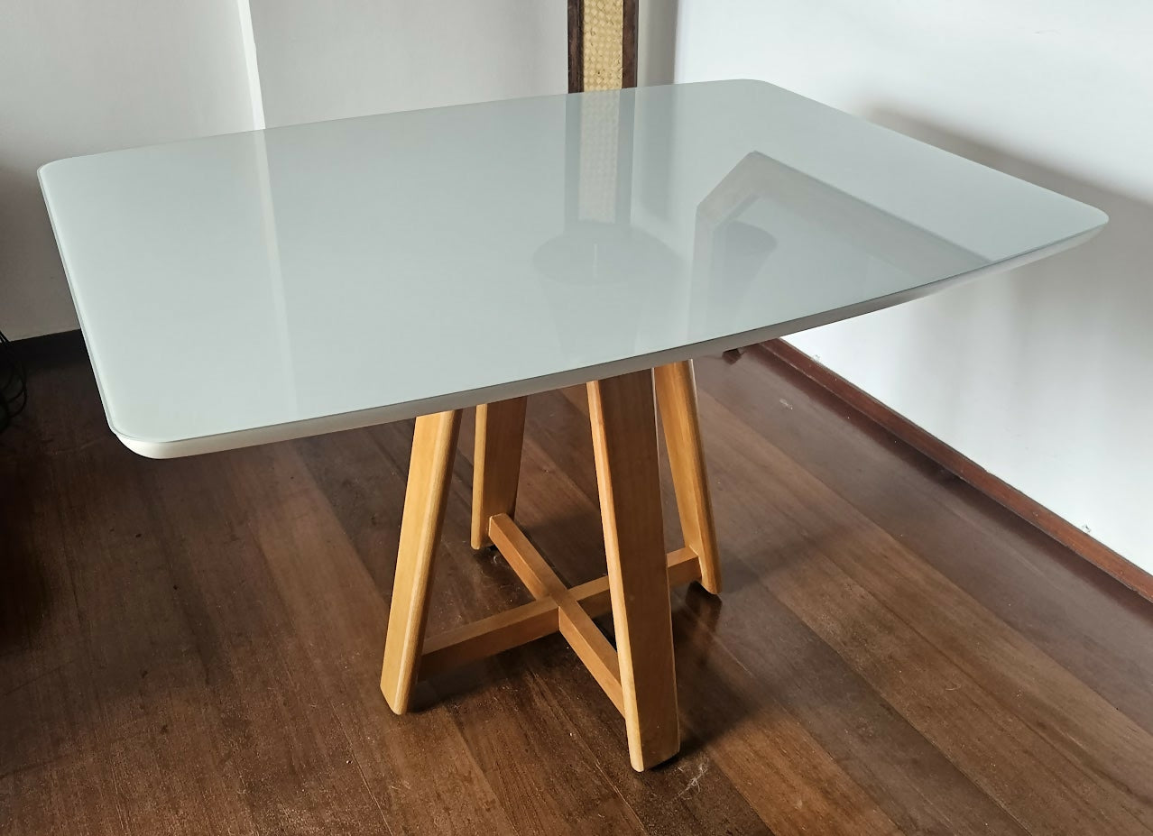 Mesa de jantar off white com madeira maciça