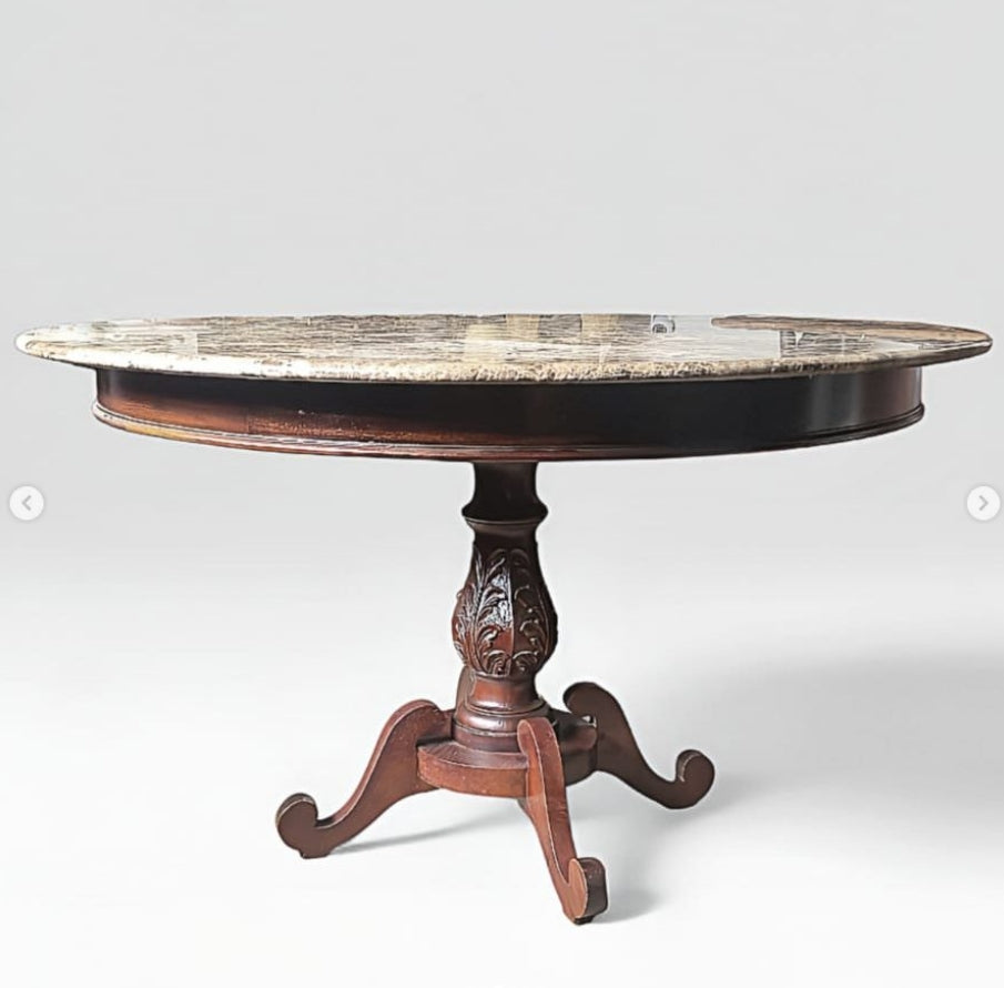 Mesa de Jantar redonda com tampo de mármore e pés em madeira torneada 