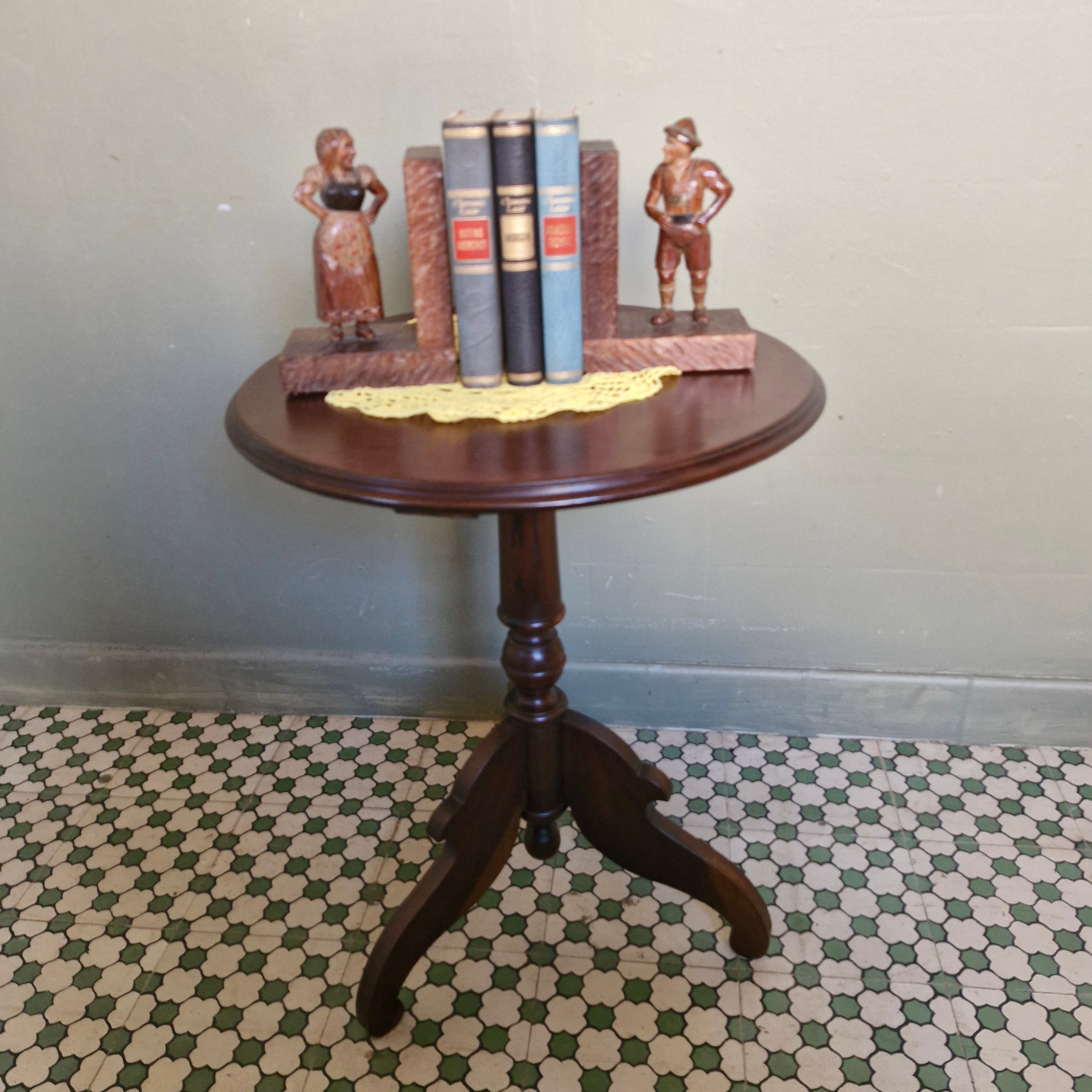 Mesa de apoio redonda estilo Inglês em madeira escura 