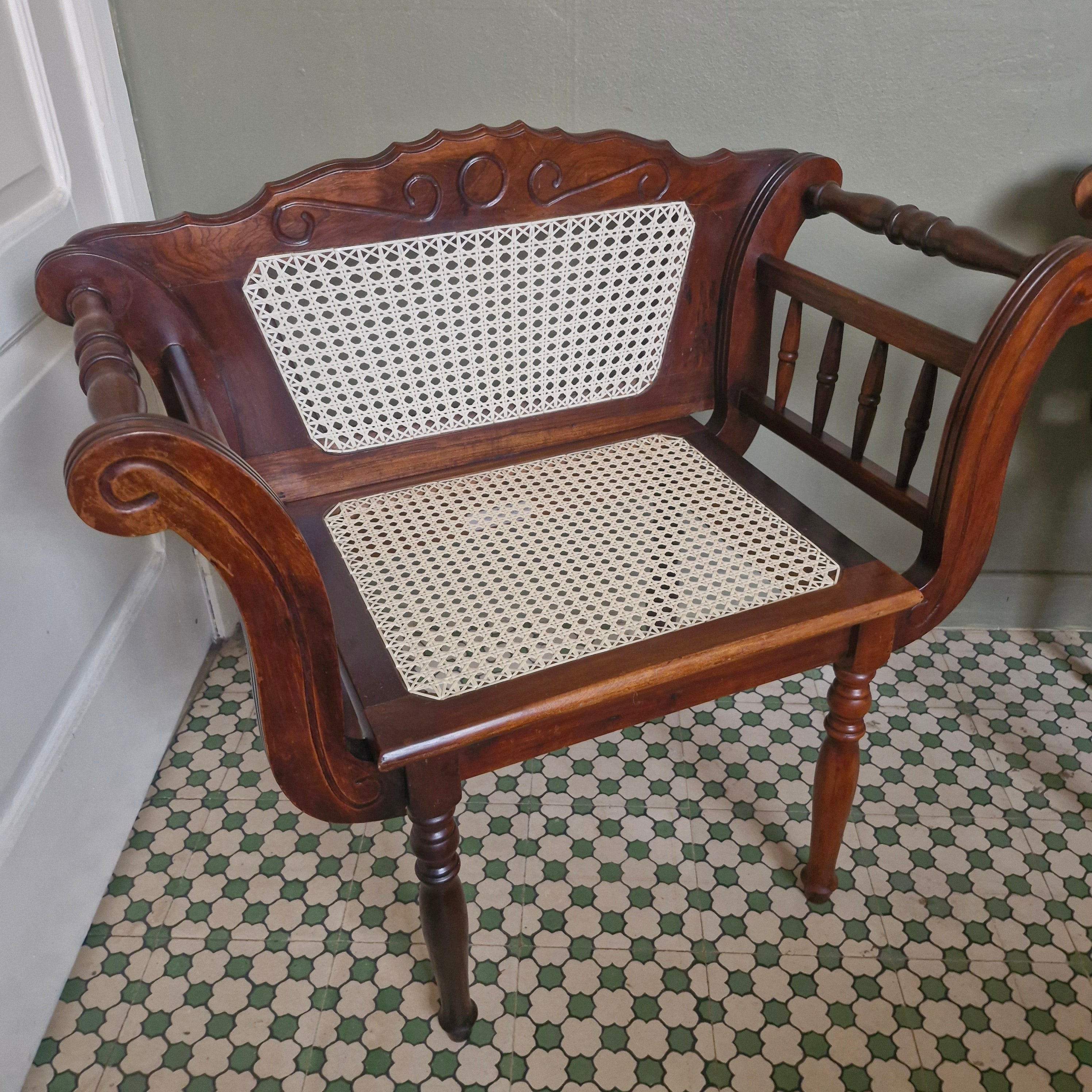 Par de Poltronas com braço estilo Colonial em madeira e palhinha - restauradas 