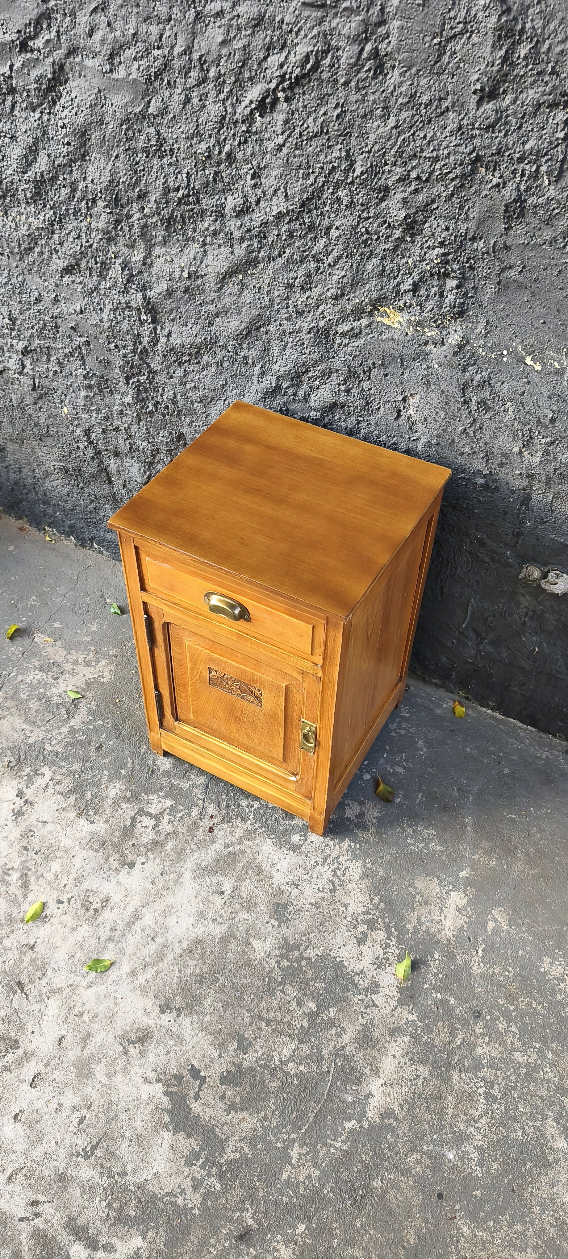 Mesa de cabeceira em madeira clara estilo Art Déco (restaurado)