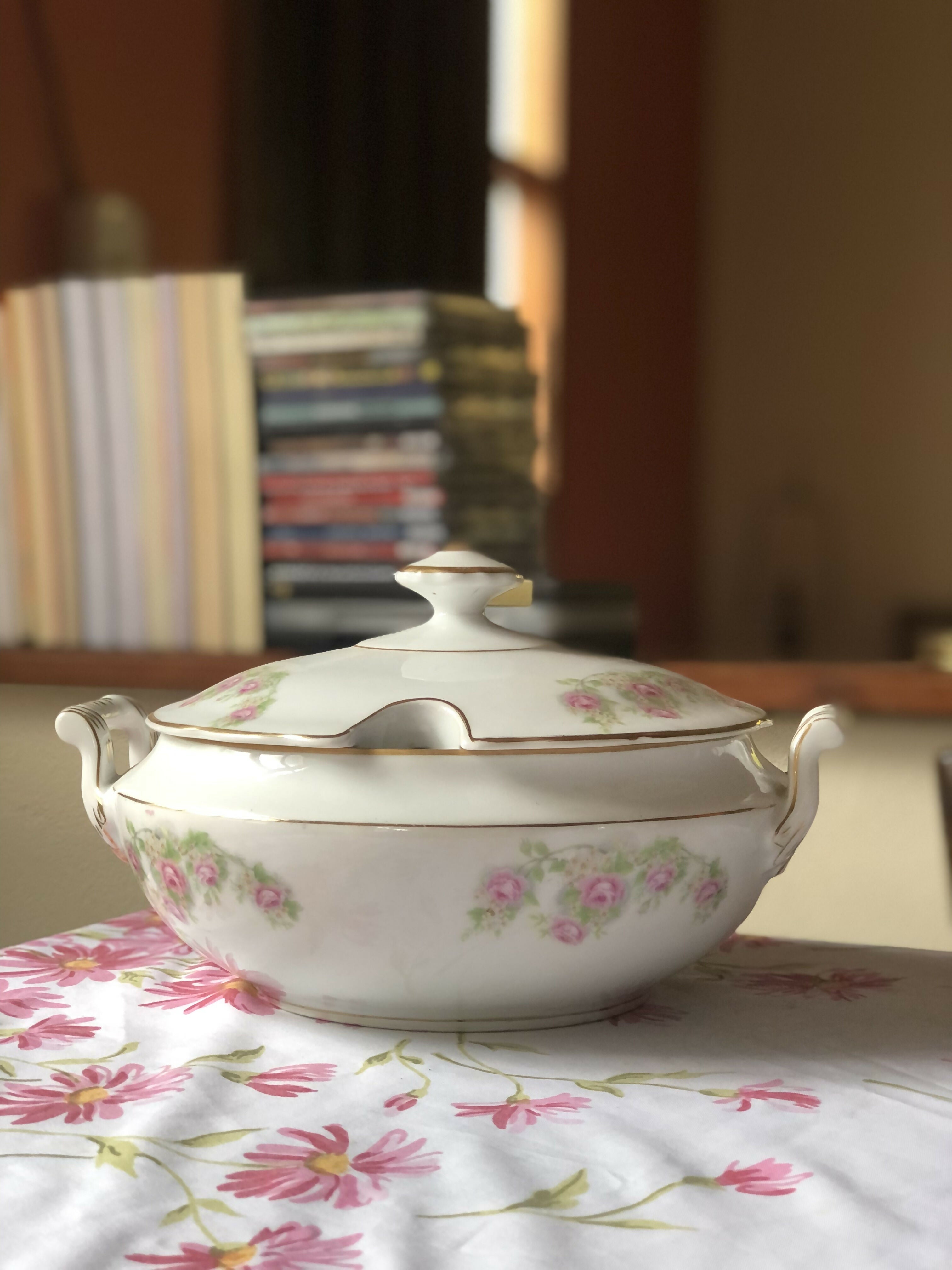 Mesa posta com preciosa sopeira e preciosos pratos