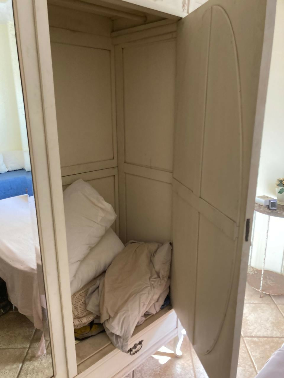 Lindo Guarda roupa madeira de lei e espelho Bisotê