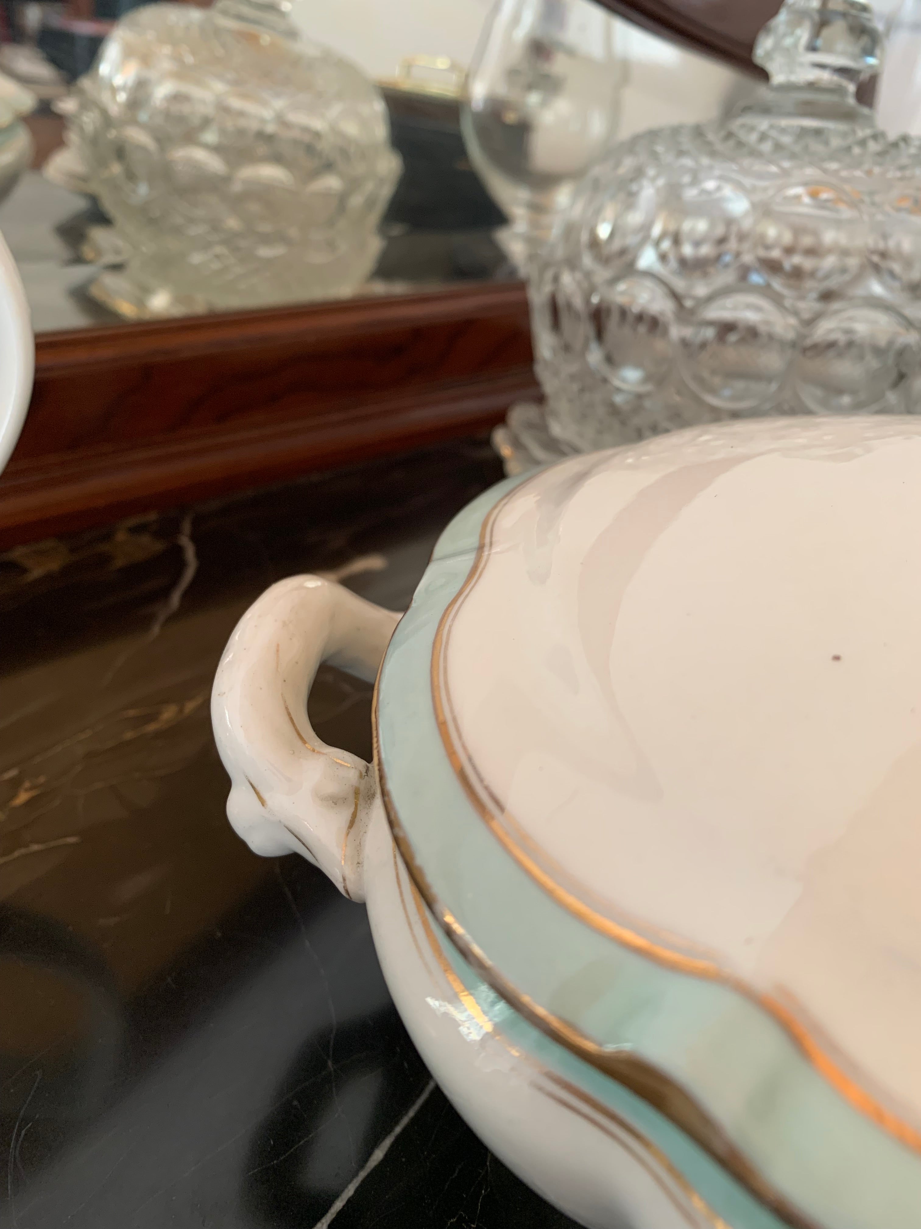 Linda sopeira em porcelana detalhes verde água