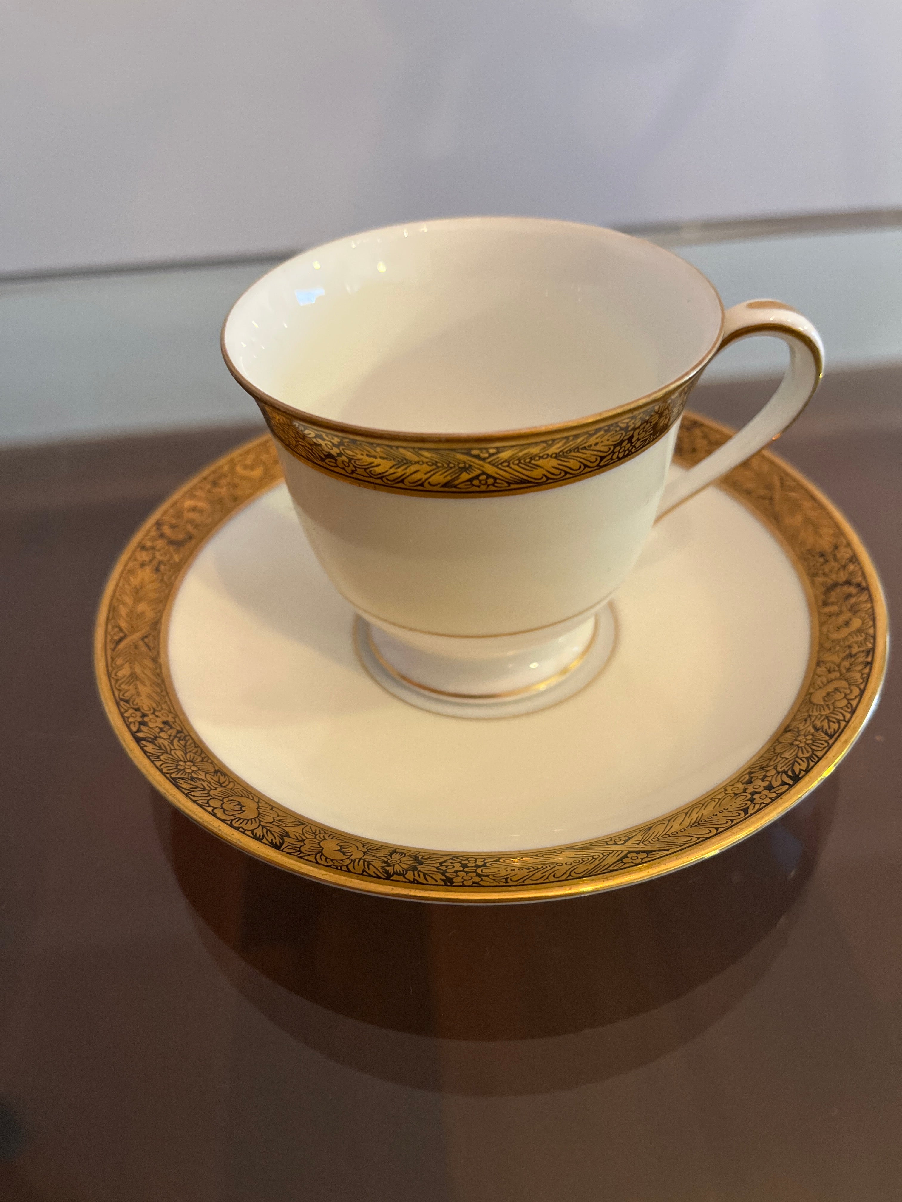 Xícara de café Noritake com detalhes florais em dourado 