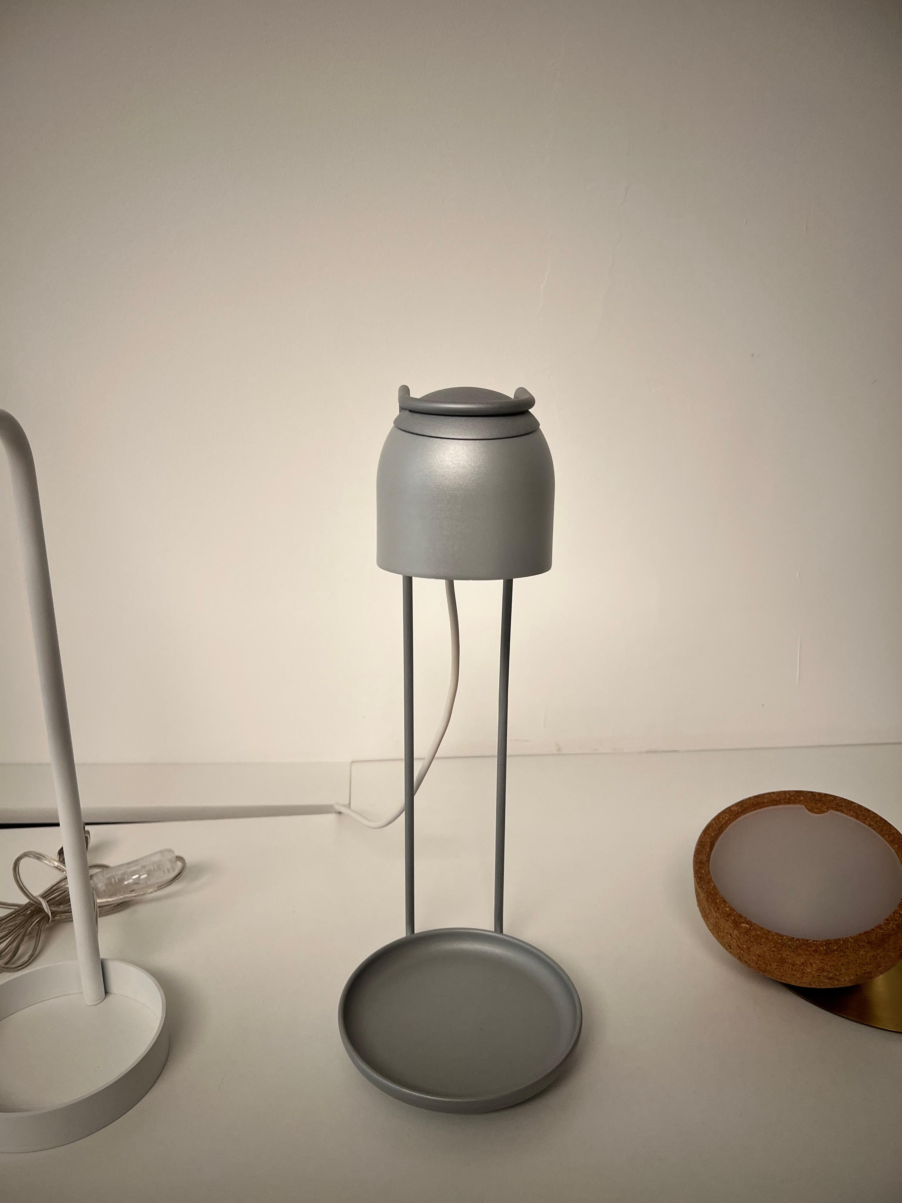 Luminária Nido de Mesa LUXION em aço 