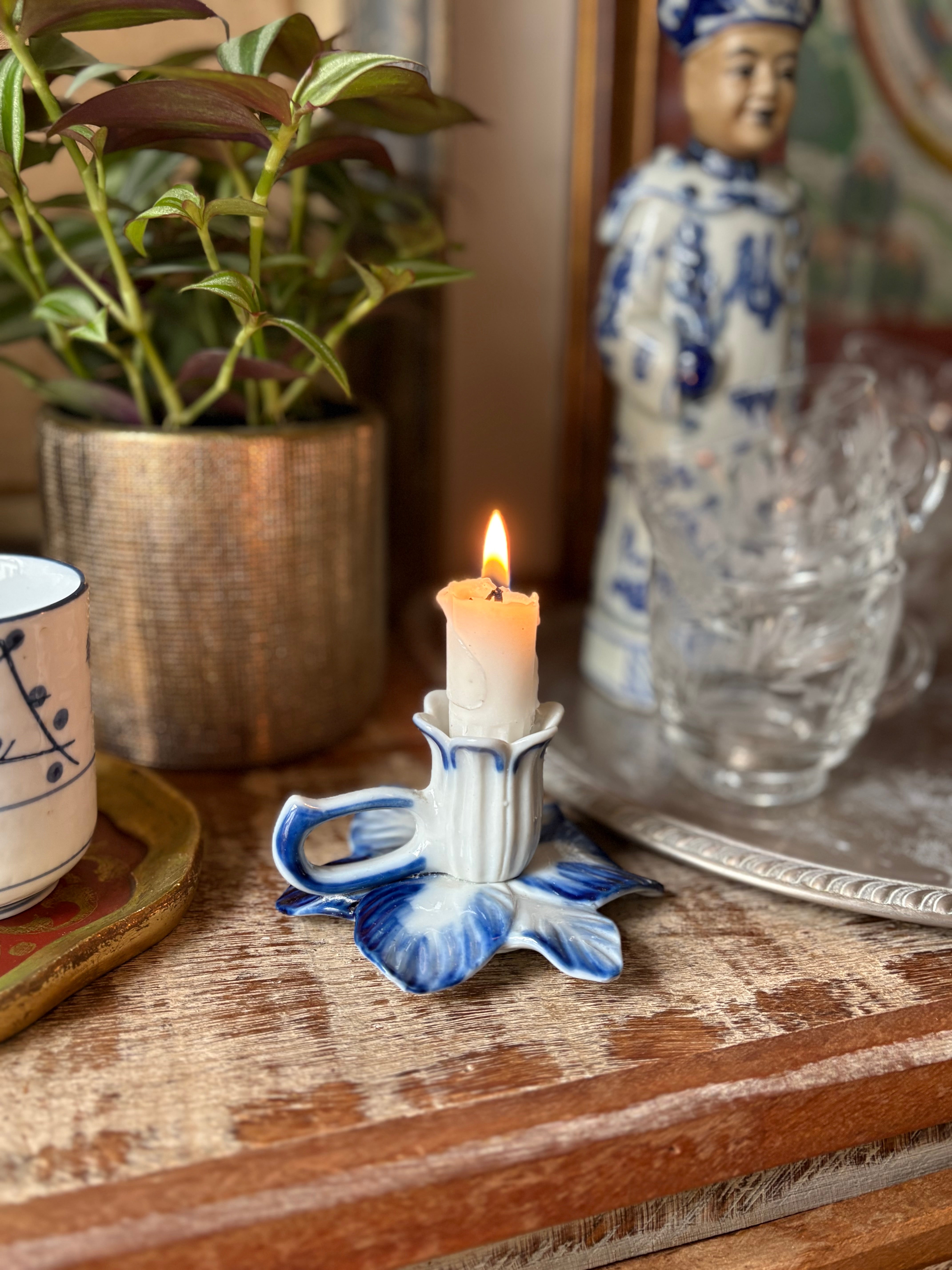 Pequeno castiçal palmatória em porcelana em forma de flor 