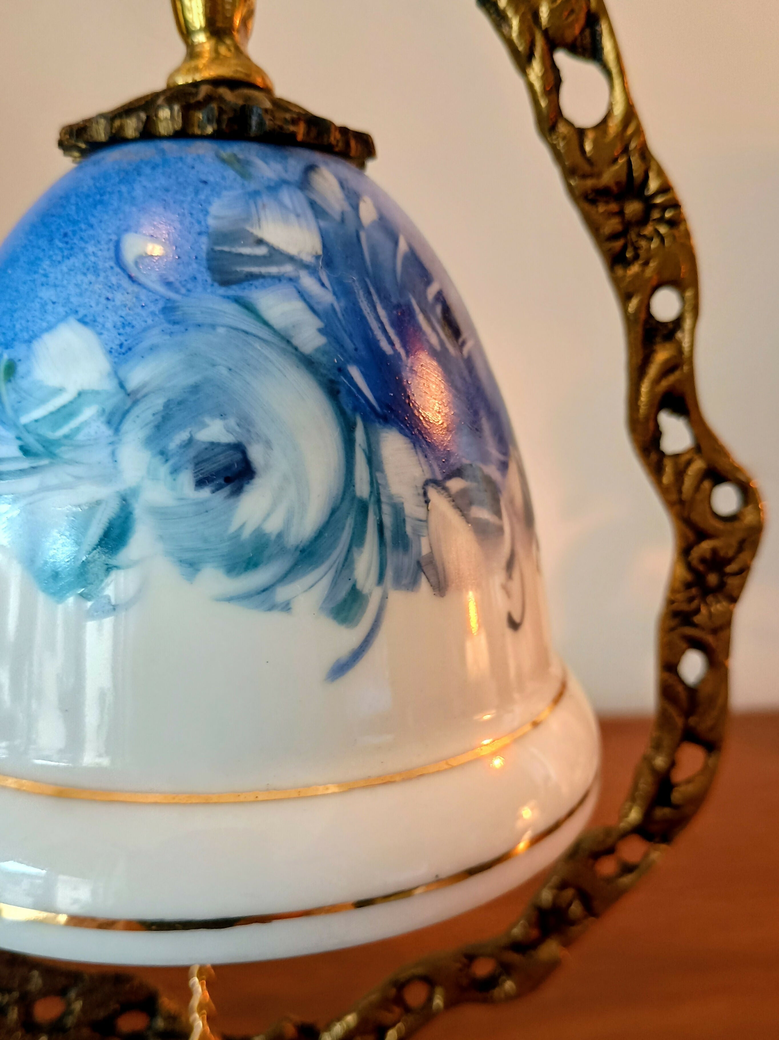 SINO DE MESA EM BRONZE E PORCELANA FLORAL