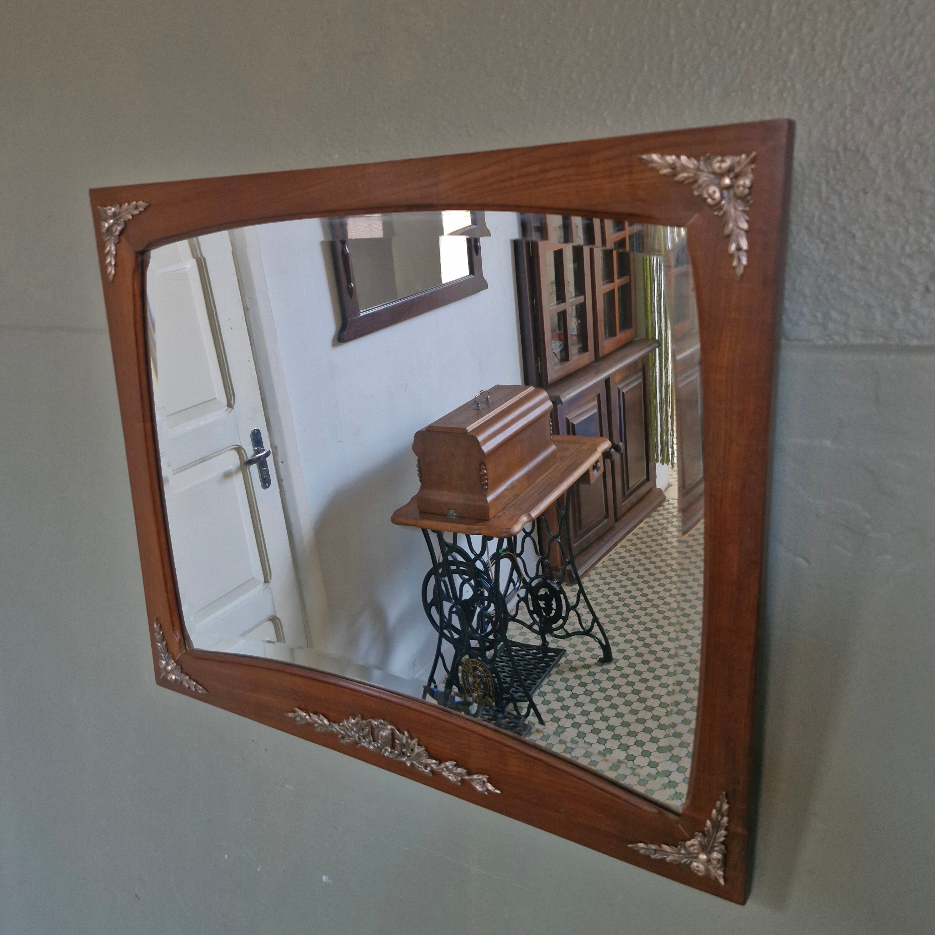 Espelho Bisotê com moldura Art Nouveau.