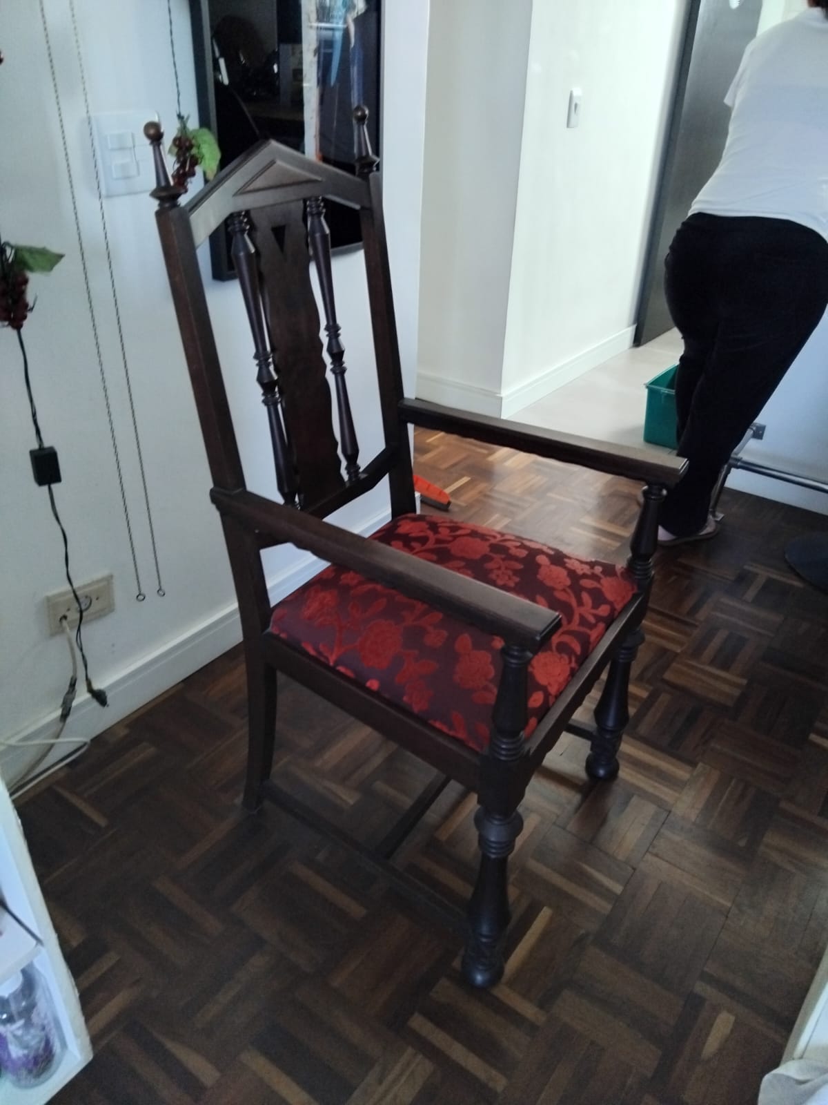  Cadeira De Braço Antiga Estilo Colonial Madeira Maciça com estofado vermelho floral 