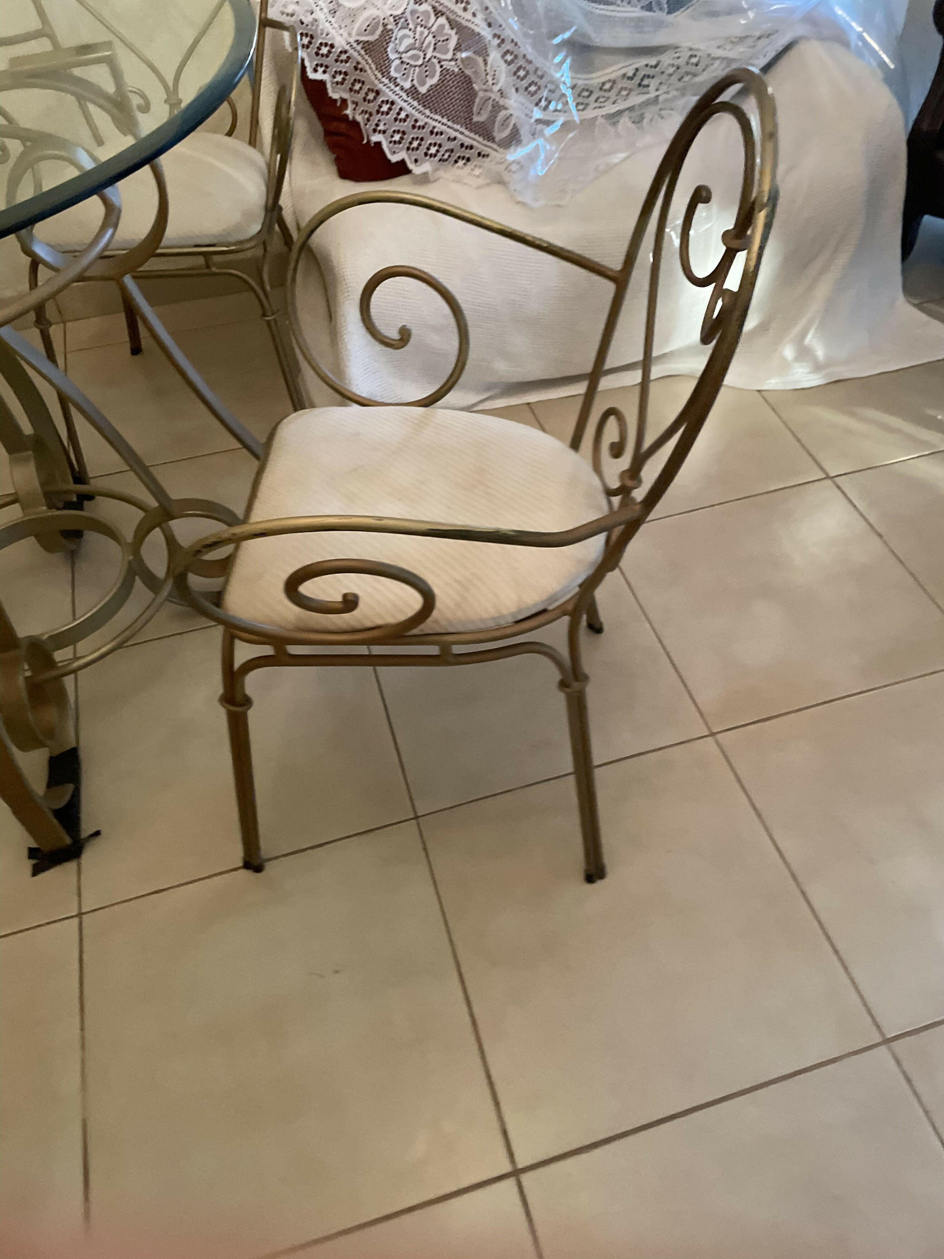 Mesa de ferro com tampo de vidro com quatro cadeiras