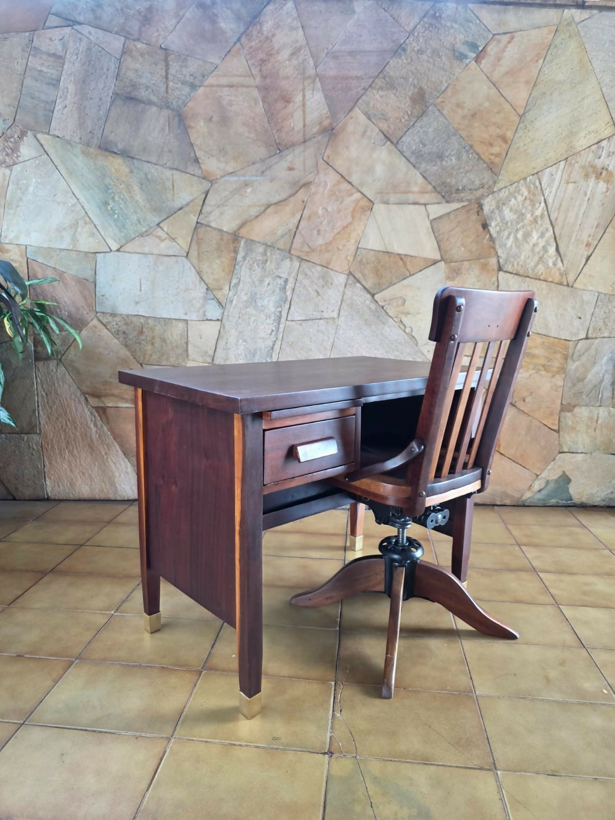 Delicada escrivaninha em imbuia, década de 50